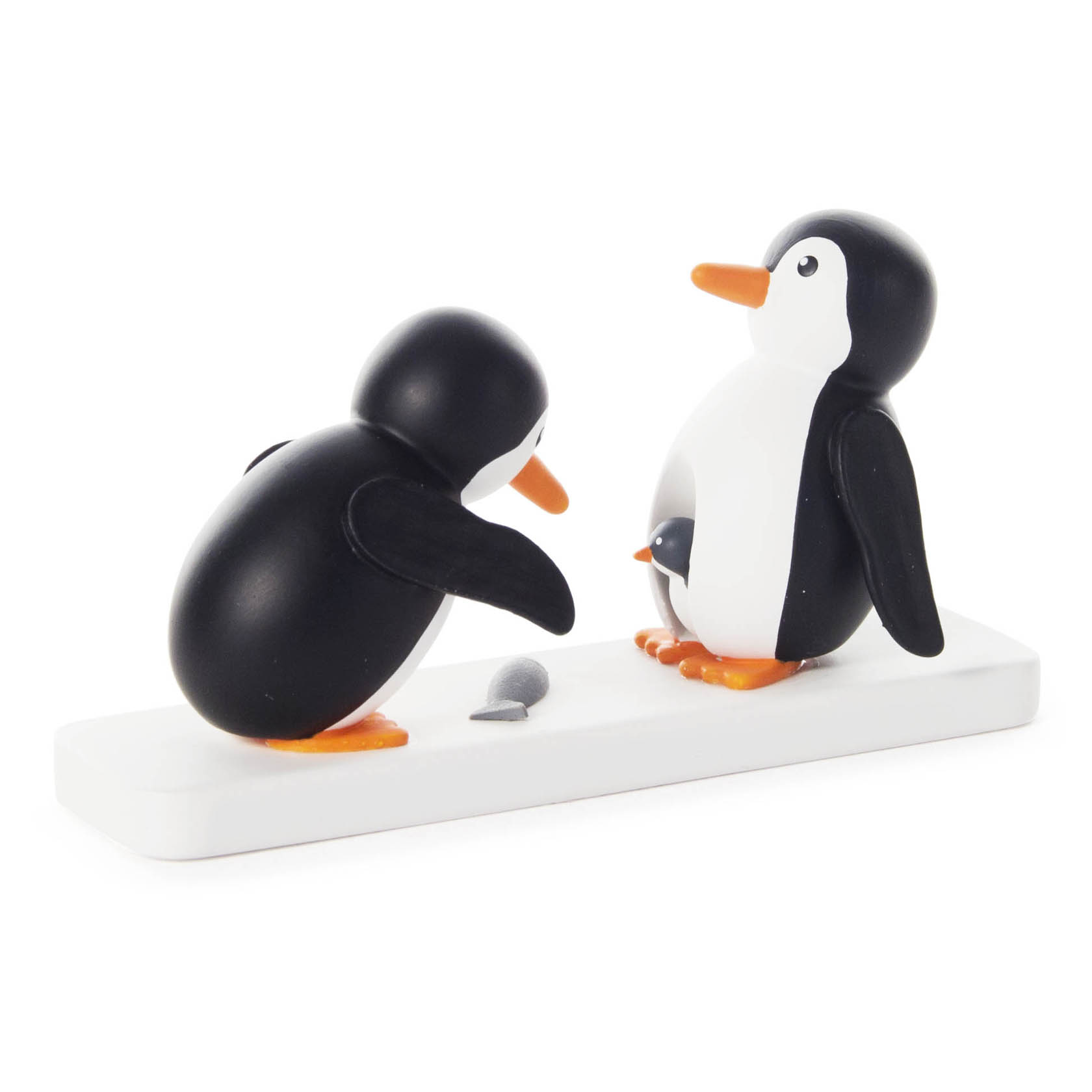Zwei lächelnde Pinguinfiguren stehen auf einer weißen Basis, ein kleiner grauer Pinguin zwischen ihnen blickt zu einem der großen Pinguine auf. im Dregeno Online Shop günstig kaufen