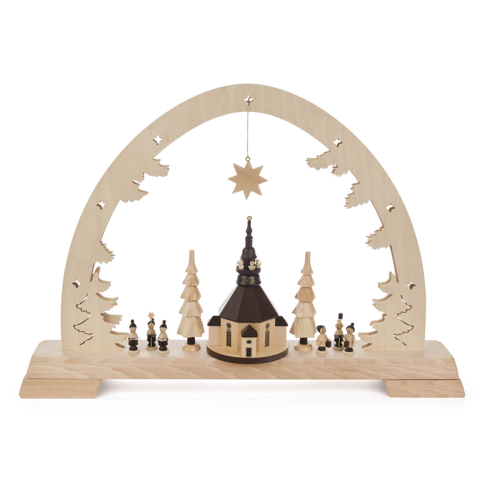 Schwibbogen mit Seiffener Kirche, umgeben von Bäumen und Figuren, beleuchtet durch LEDs. Der Bogen zeigt geschnitzte Tannenbäume und einen Stern. im Dregeno Online Shop günstig kaufen