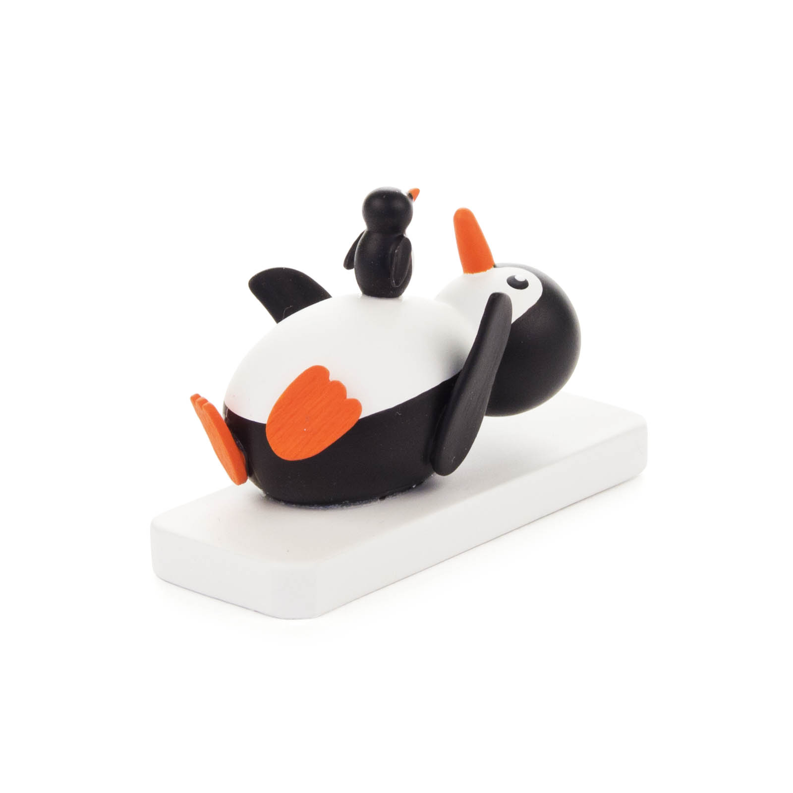 Eine Figur zeigt einen weißen Pinguin auf dem Rücken liegend, mit orangen Schnabel und Flossen, ein kleiner Pinguin sitzt auf seinem Bauch. im Dregeno Online Shop günstig kaufen