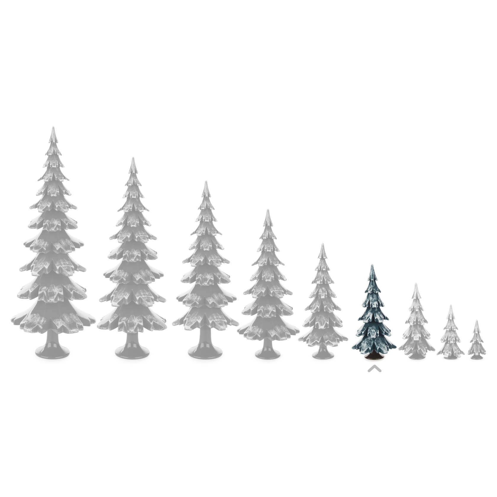 Mehrere Tannenfiguren in verschiedenen Größen, alle aus Holz. Ein einzelner Tannenbaum rechts ist in dunklem Grün hervorgehoben, ca. 15,5 cm hoch.