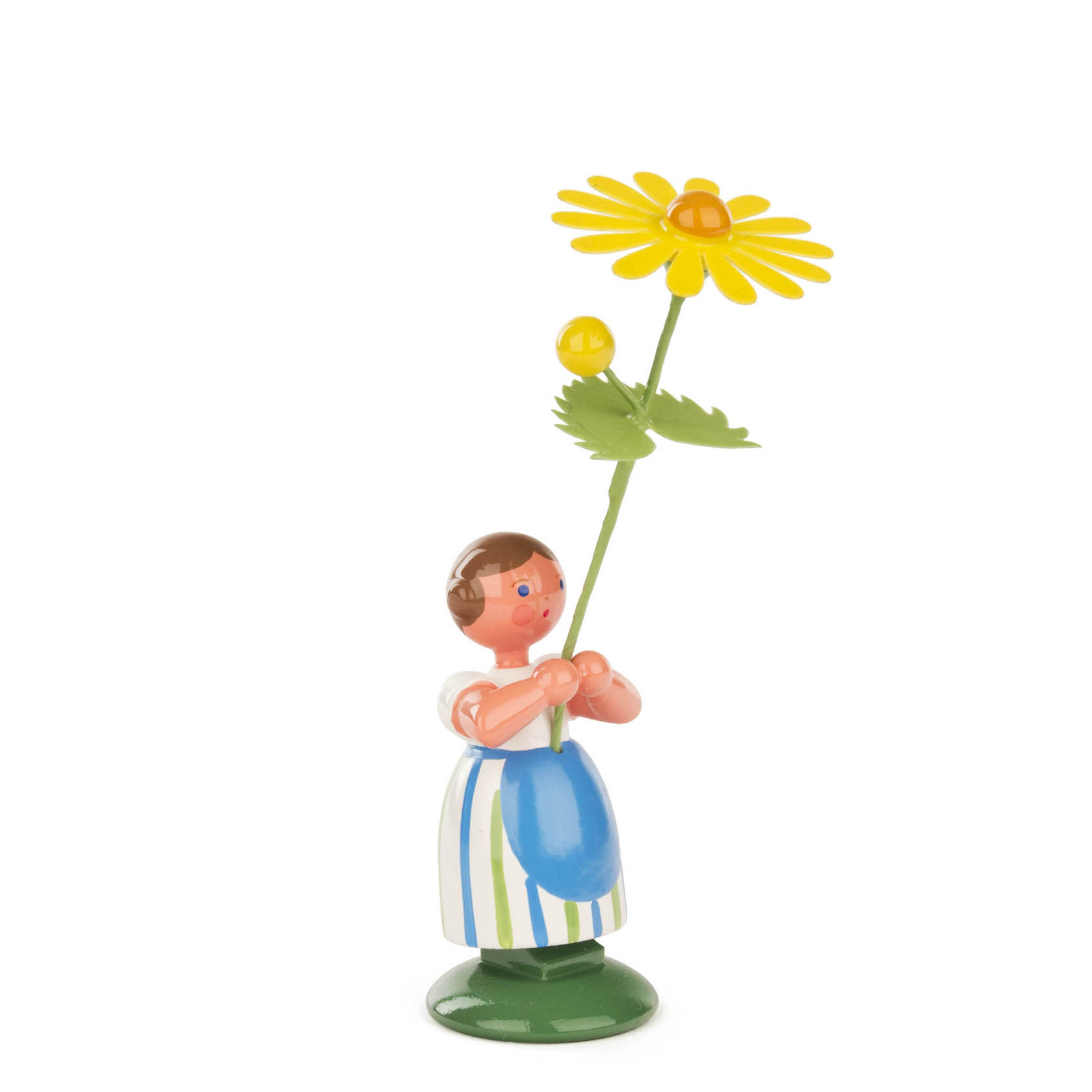 Eine Holzfigur eines Mädchens mit braunen Haaren in einer blau-weiß gestreiften Schürze, hält eine große gelbe Margerite in der Hand. im Dregeno Online Shop günstig kaufen
