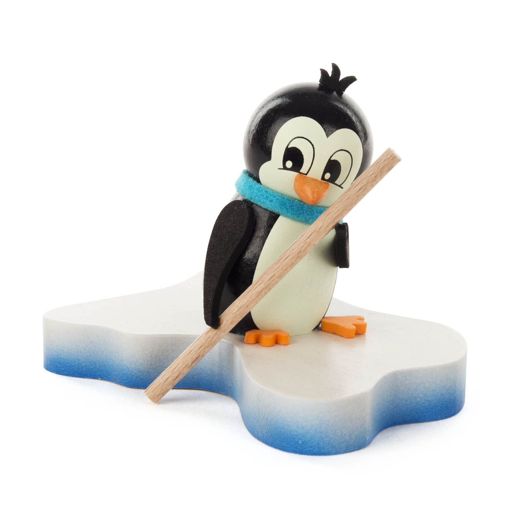 Ein hölzerner, lächelnder Pinguin mit einem blauen Schal hält einen Stock und steht auf einer eisförmigen Basis. im Dregeno Online Shop günstig kaufen