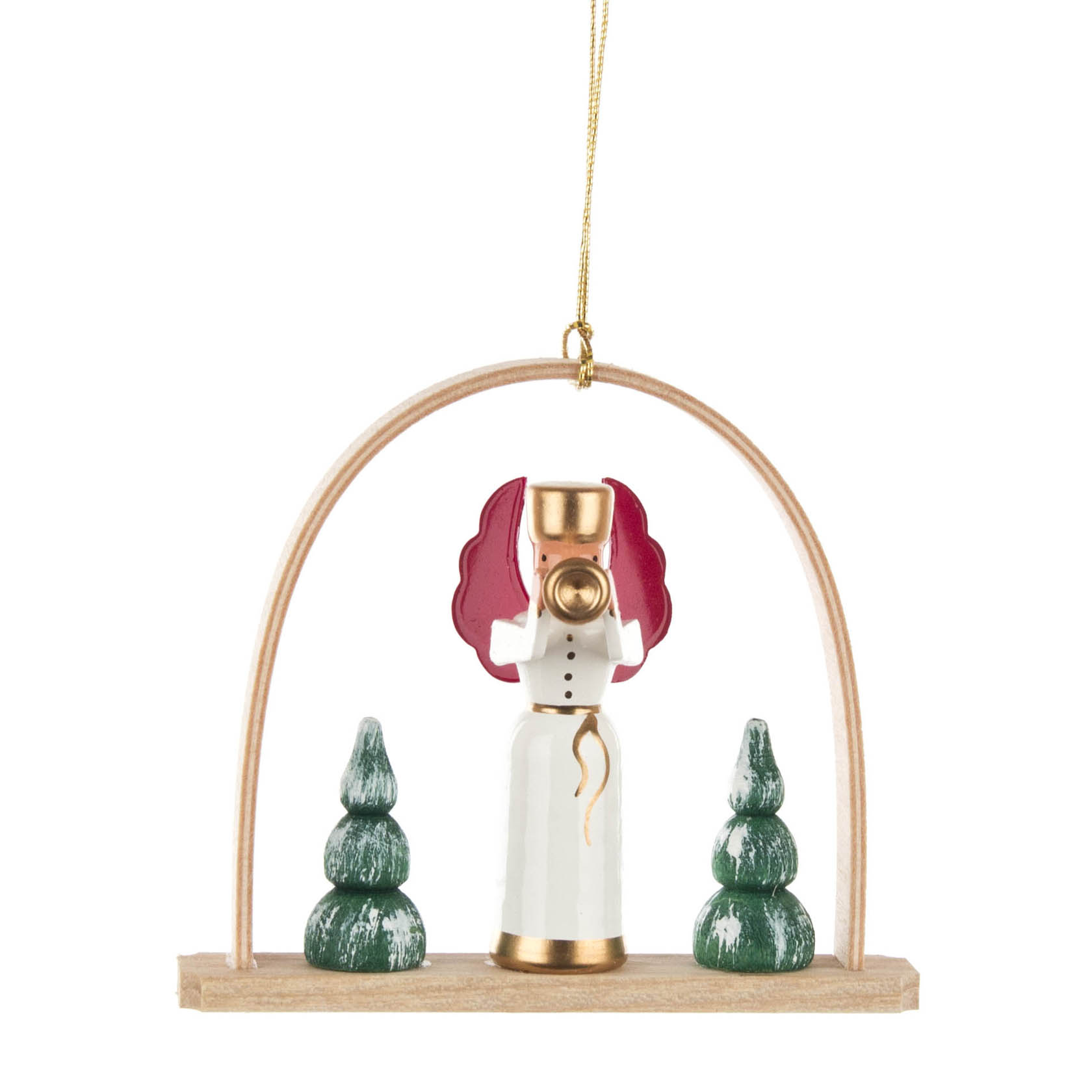 Holzornament mit einem Engel, der eine Trompete spielt, in einem gebogenen Rahmen, flankiert von zwei grünen Tannenbäumen. im Dregeno Online Shop günstig kaufen