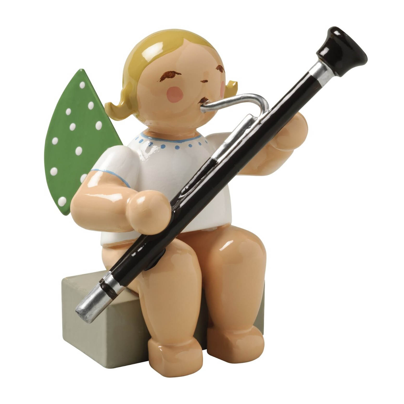 Figur eines sitzenden Engels mit grünen Flügeln, der ein schwarzes Fagott hält und auf einem Sockel sitzt. im Dregeno Online Shop günstig kaufen