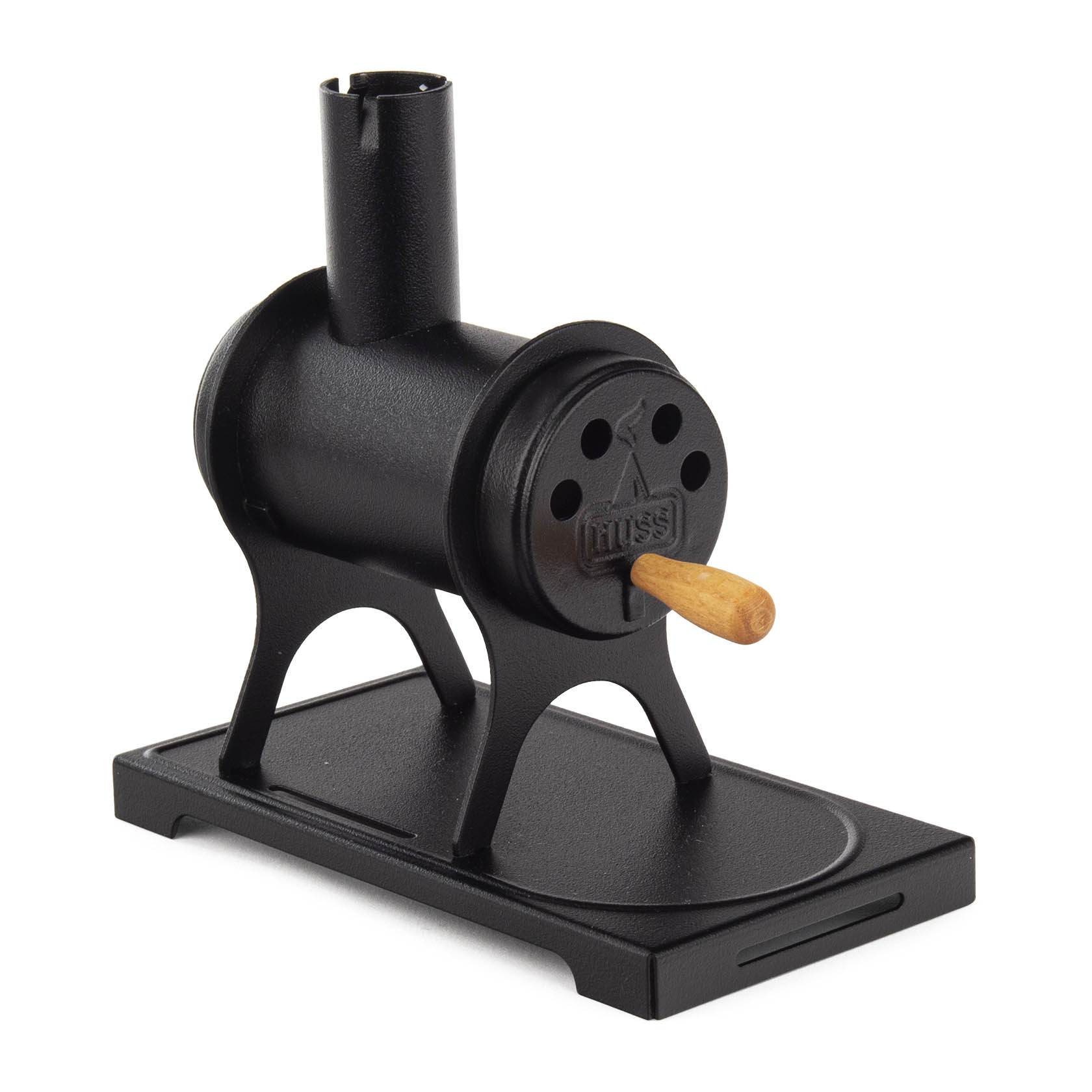 Ein kleiner schwarzer Werkstattofen aus Metall mit einem runden Körper und einem kurzen Kaminrohr. Vorderseite hat einen Holzgriff. im Dregeno Online Shop günstig kaufen