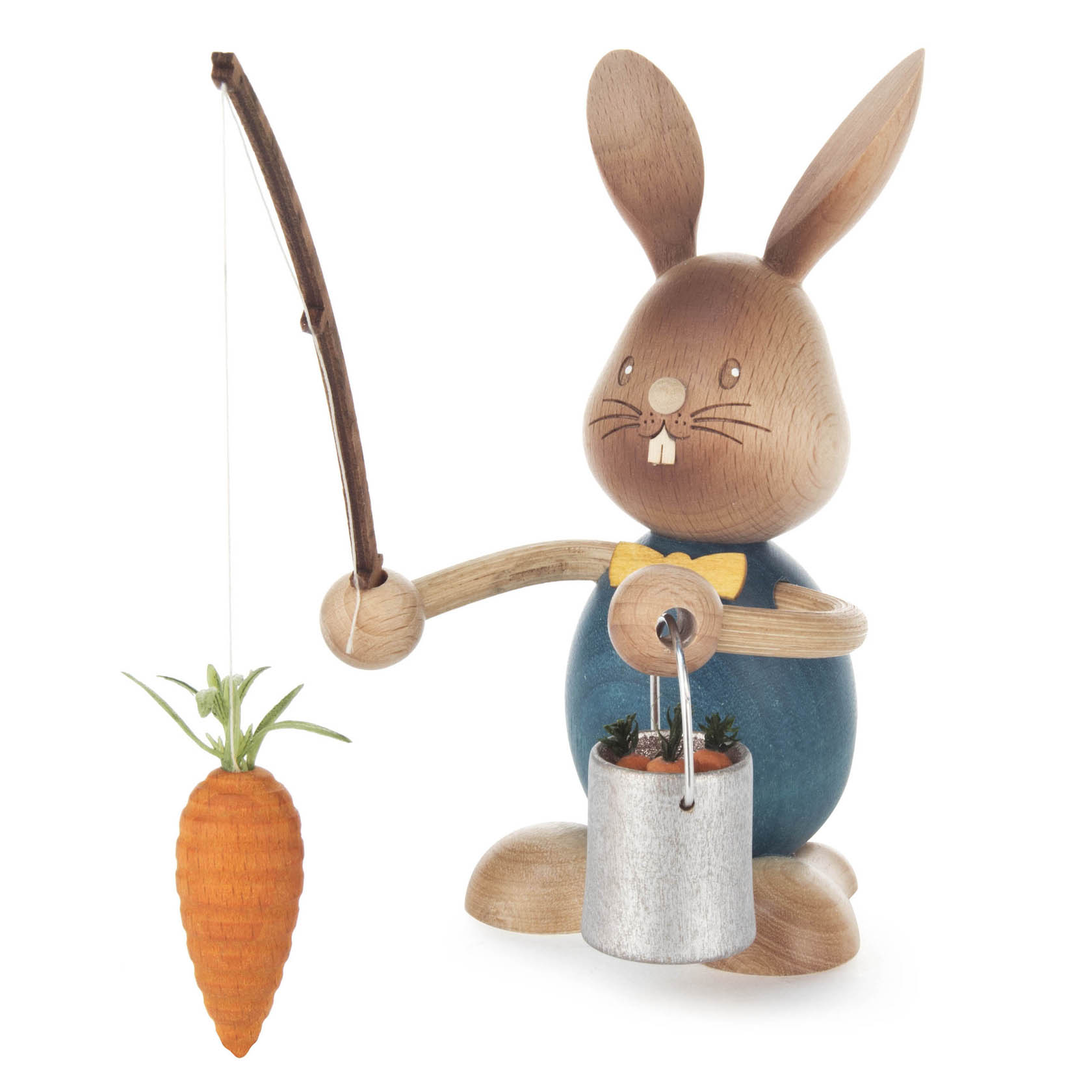 Holzhase mit blauer Weste angelt mit einer Angelrute eine Möhre, während er einen Eimer mit Kaktus hält. im Dregeno Online Shop günstig kaufen