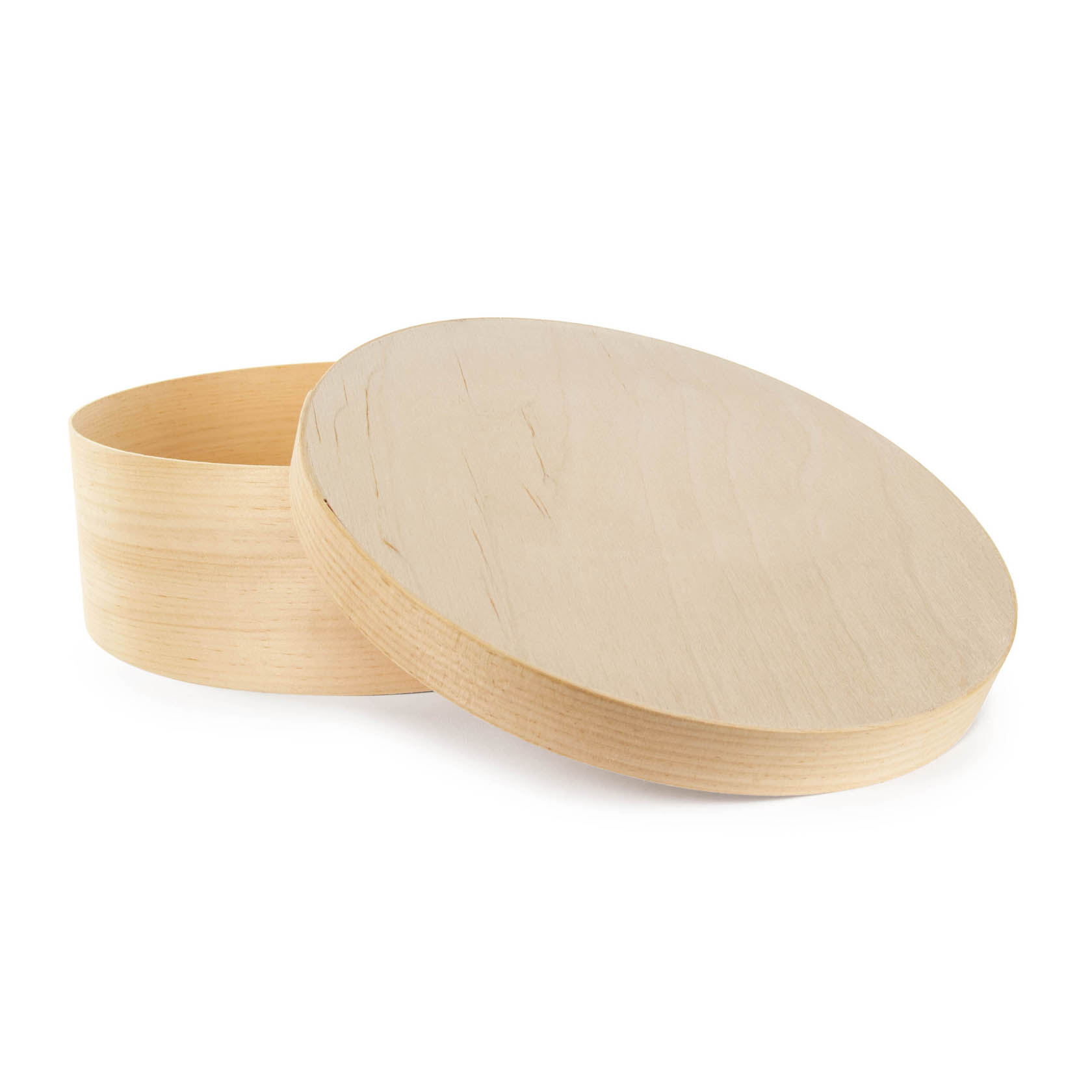 Runde Spanschachtel aus hellem Holz, deren Deckel seitlich angelehnt ist. Die Schachtel ist leer und hat eine minimalistische Optik.