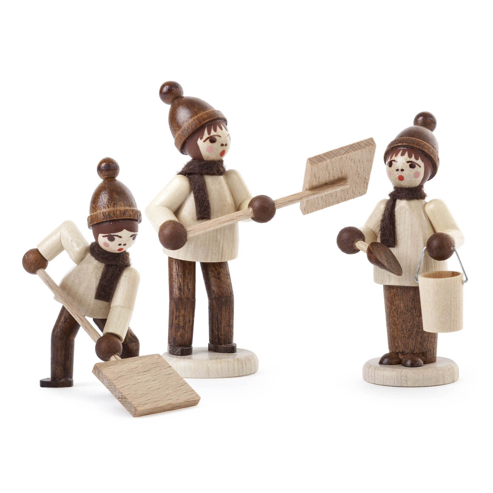 Drei handgeschnitzte Holzfiguren als Schneeräumer dargestellt, in hellem Holz mit braunen Details, jede mit einem Schneewerkzeug. im Dregeno Online Shop günstig kaufen