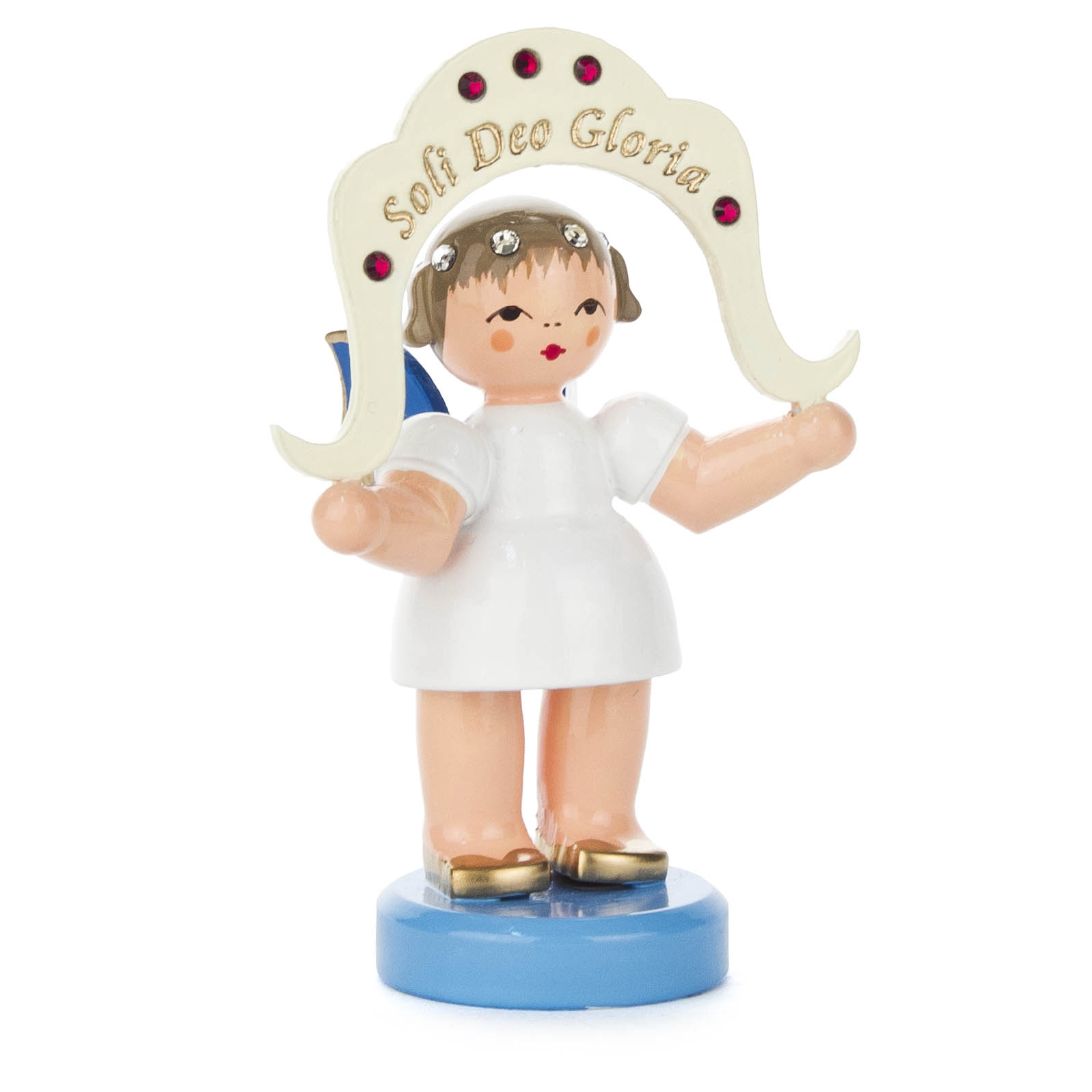Holzengel mit weißen Kleid, blauen Flügeln und goldenen Schuhen. Hält einen Bogen mit der Aufschrift 'Soli Deo Gloria', verziert mit Swarovski-Kristallen. im Dregeno Online Shop günstig kaufen
