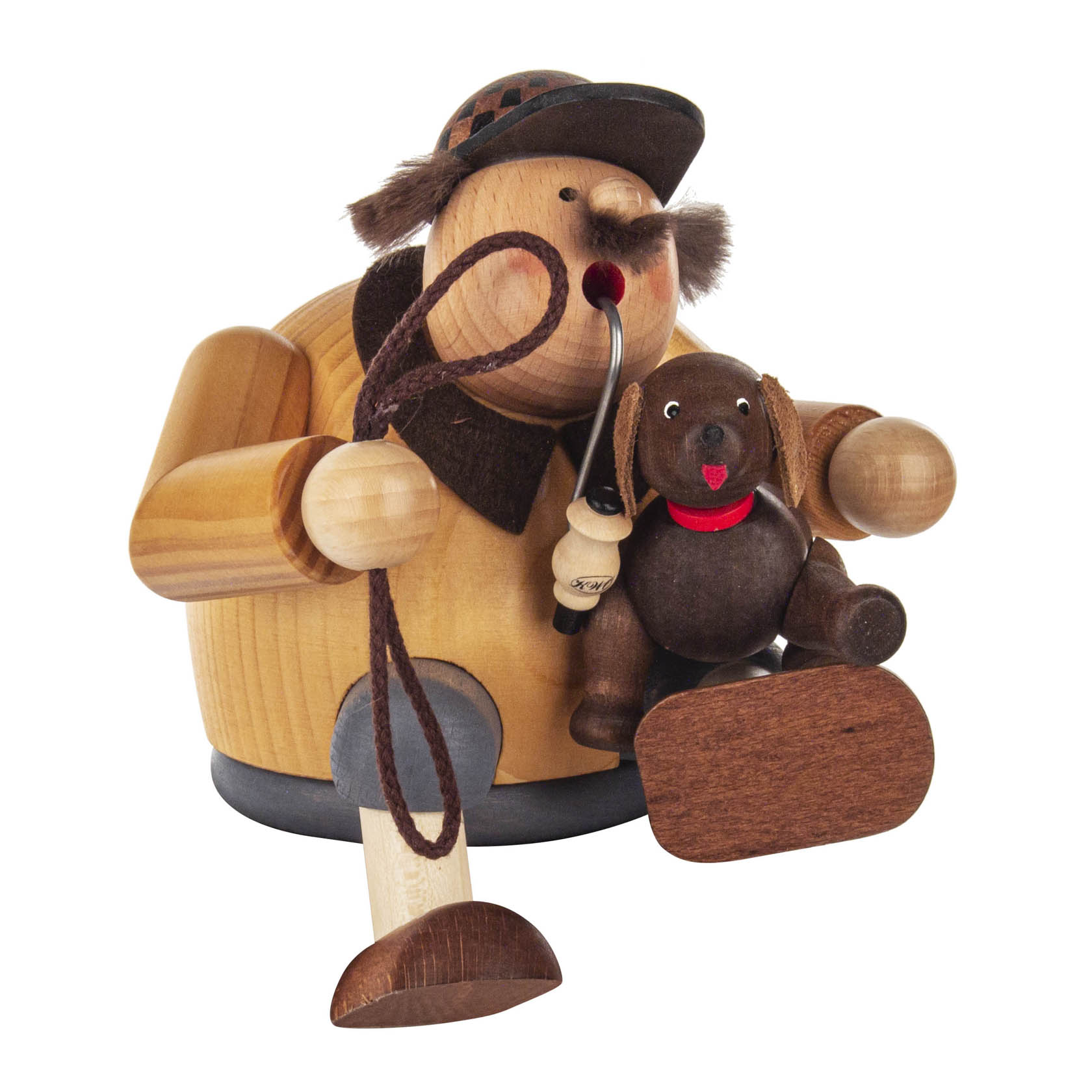 Ein hölzerner Räuchermann in Form eines sitzenden Mannes, der eine Pfeife raucht und einen kleinen Hund im Arm hält. Der Mann trägt eine Mütze und hat eine Leine in der Hand. im Dregeno Online Shop günstig kaufen