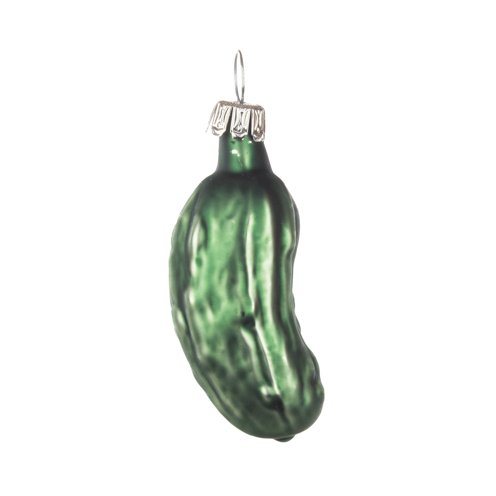 Ein gläserner Weihnachtsbaumschmuck in Form einer kleinen grünen Gurke mit einer silbernen Aufhängevorrichtung. im Dregeno Online Shop günstig kaufen