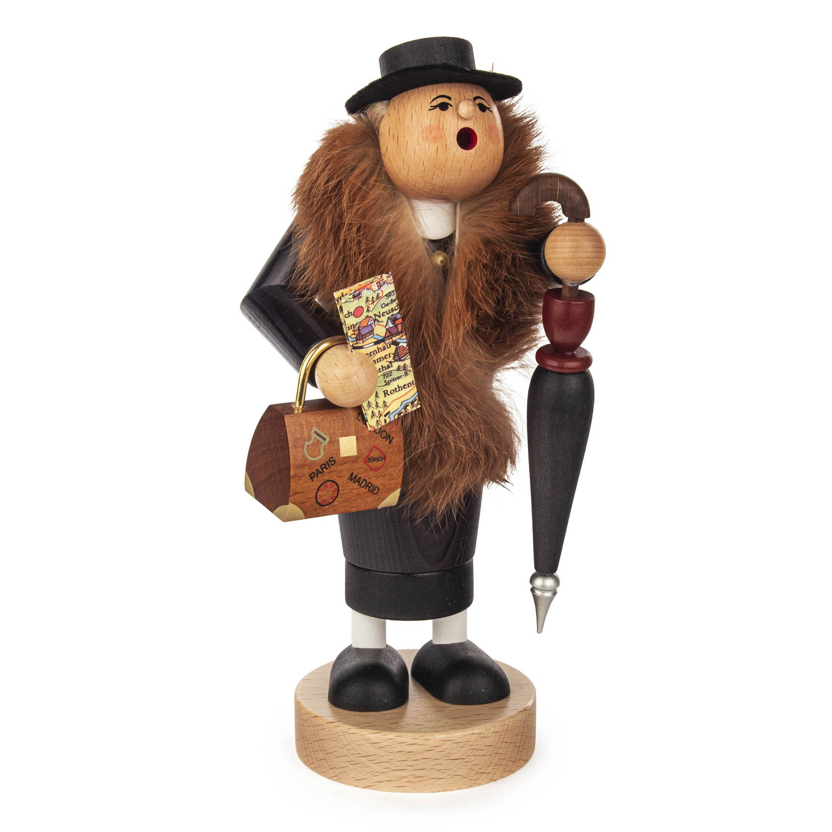 Holzfigur einer Reisefrau in schwarzem Mantel mit Fellkragen, Hut und Regenschirm. Sie hält eine Landkarte und trägt eine Retrotasche. im Dregeno Online Shop günstig kaufen