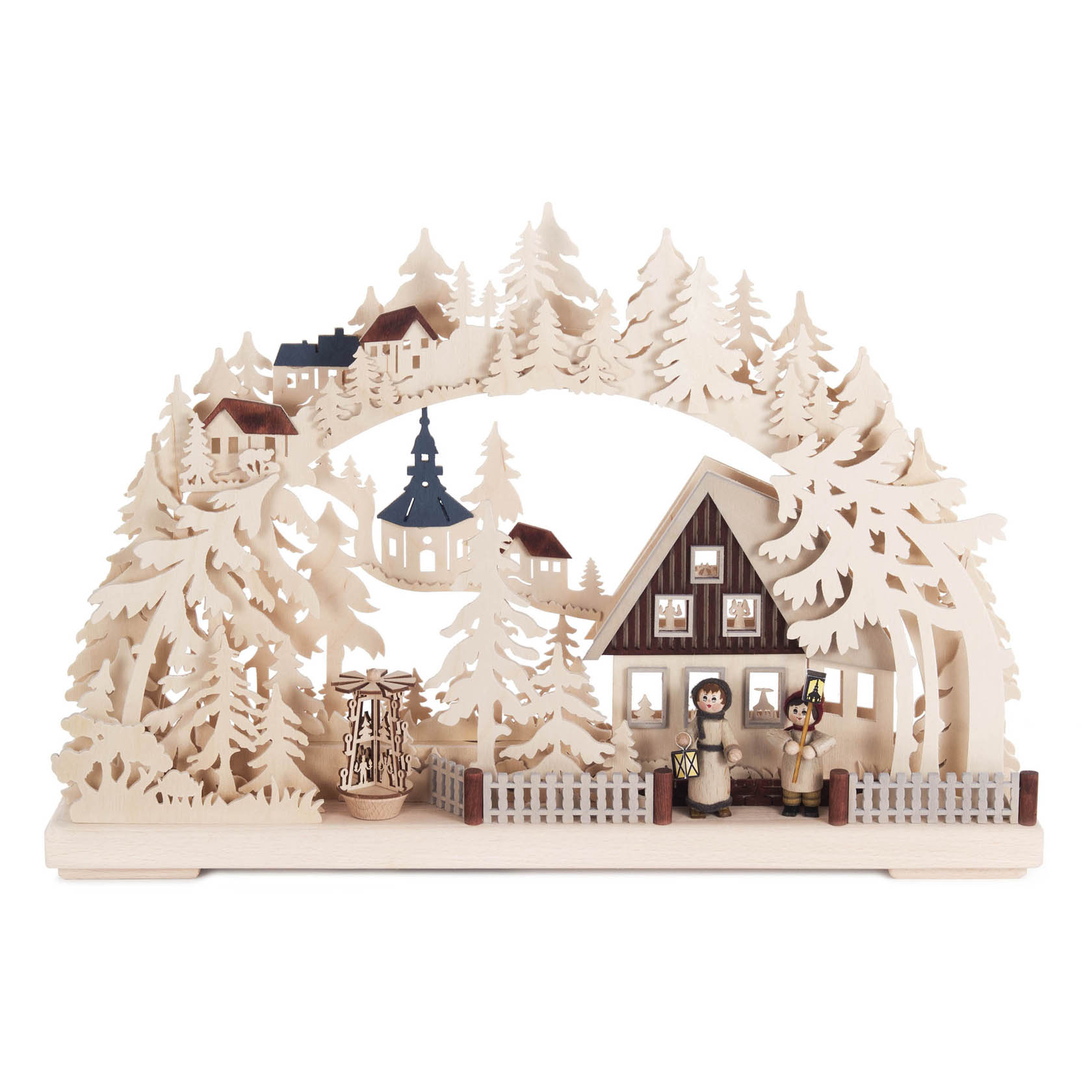 Ein Schwibbogen aus Holz mit indirekter elektrischer Beleuchtung zeigt eine winterliche Dorfszene mit Figuren, einer Laterne, einem Haus und Tannenbäumen. im Dregeno Online Shop günstig kaufen