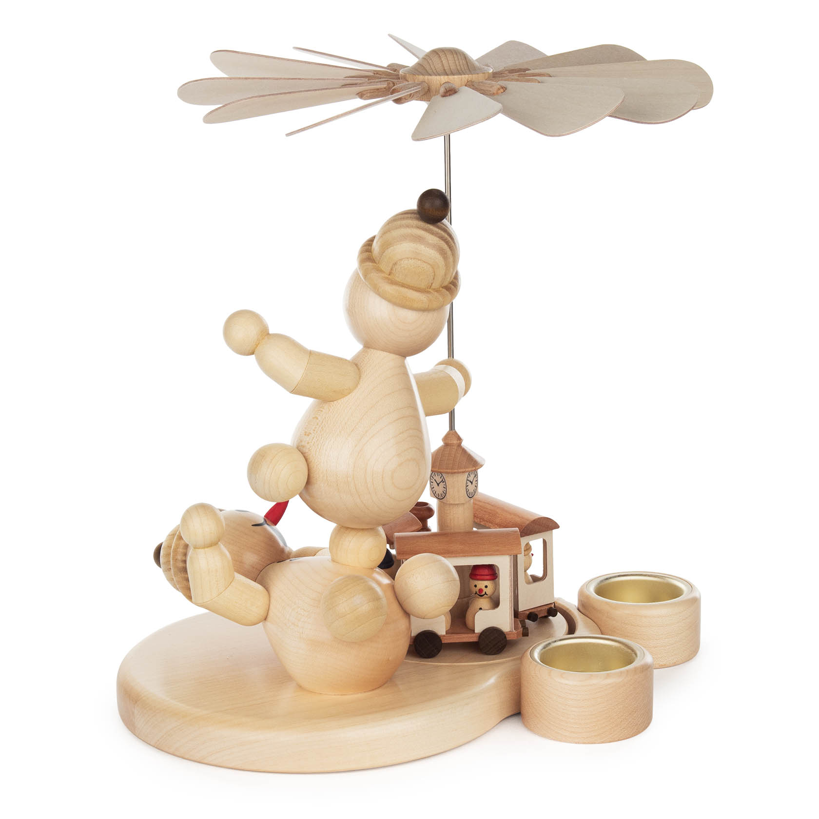 Holzpyramide mit zwei stilisierten Figuren, die übereinander balancieren, und einem kleinen Eisenbahnzug mit Lokführer. Oben dreht sich ein Windrad.