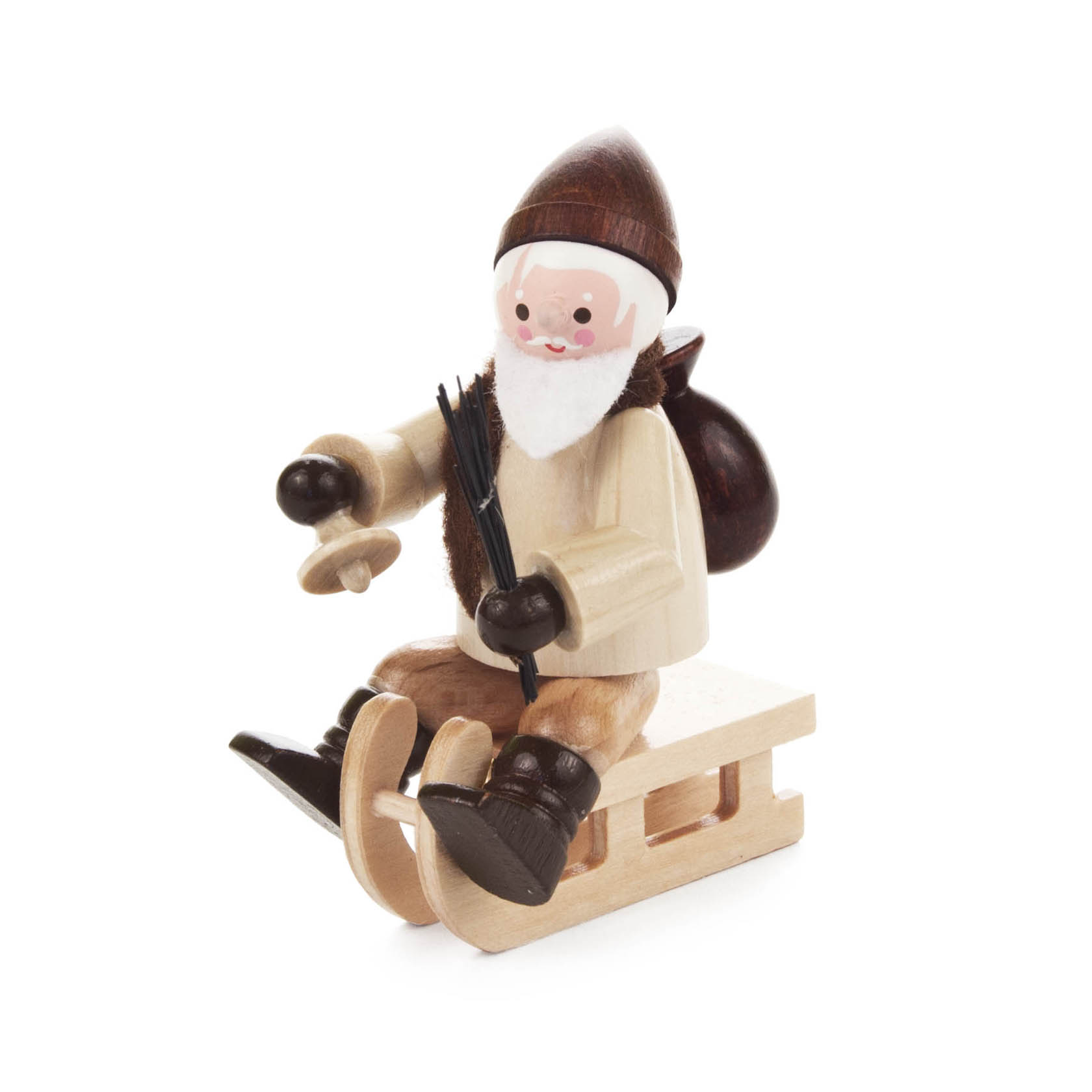 Holzfigur Nikolaus in naturfarben auf einem Schlitten sitzend, mit roter Mütze, braunem Bart und Rucksack. im Dregeno Online Shop günstig kaufen