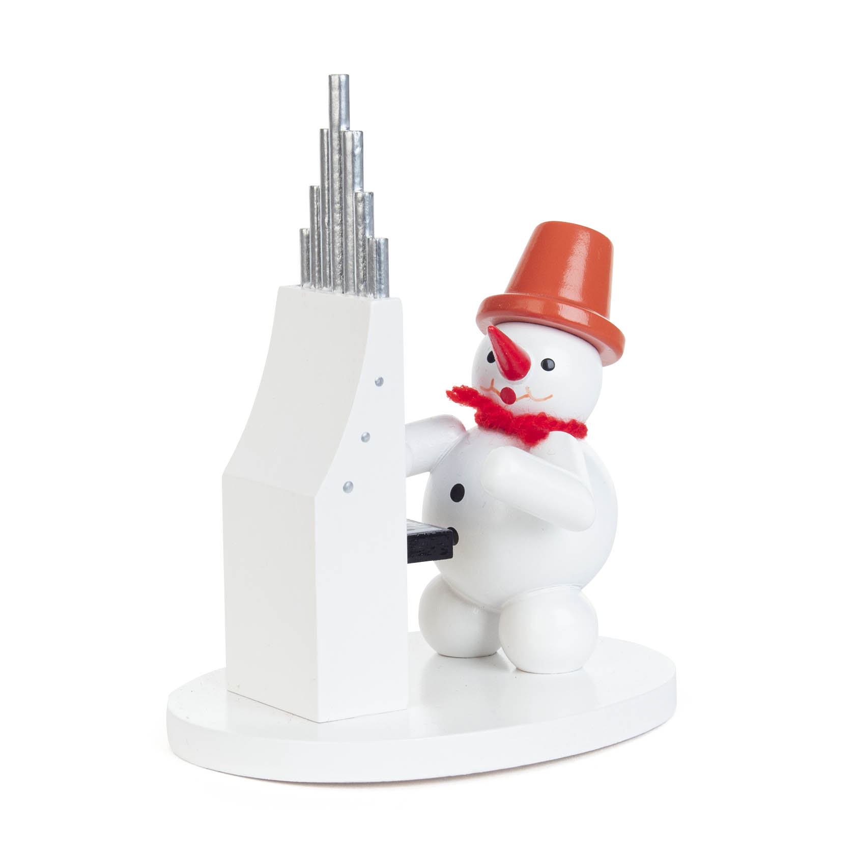 A small wooden snowman with a red hat and scarf plays a white pipe organ. The snowman features a carrot nose and black buttons. im Dregeno Online Shop günstig kaufen