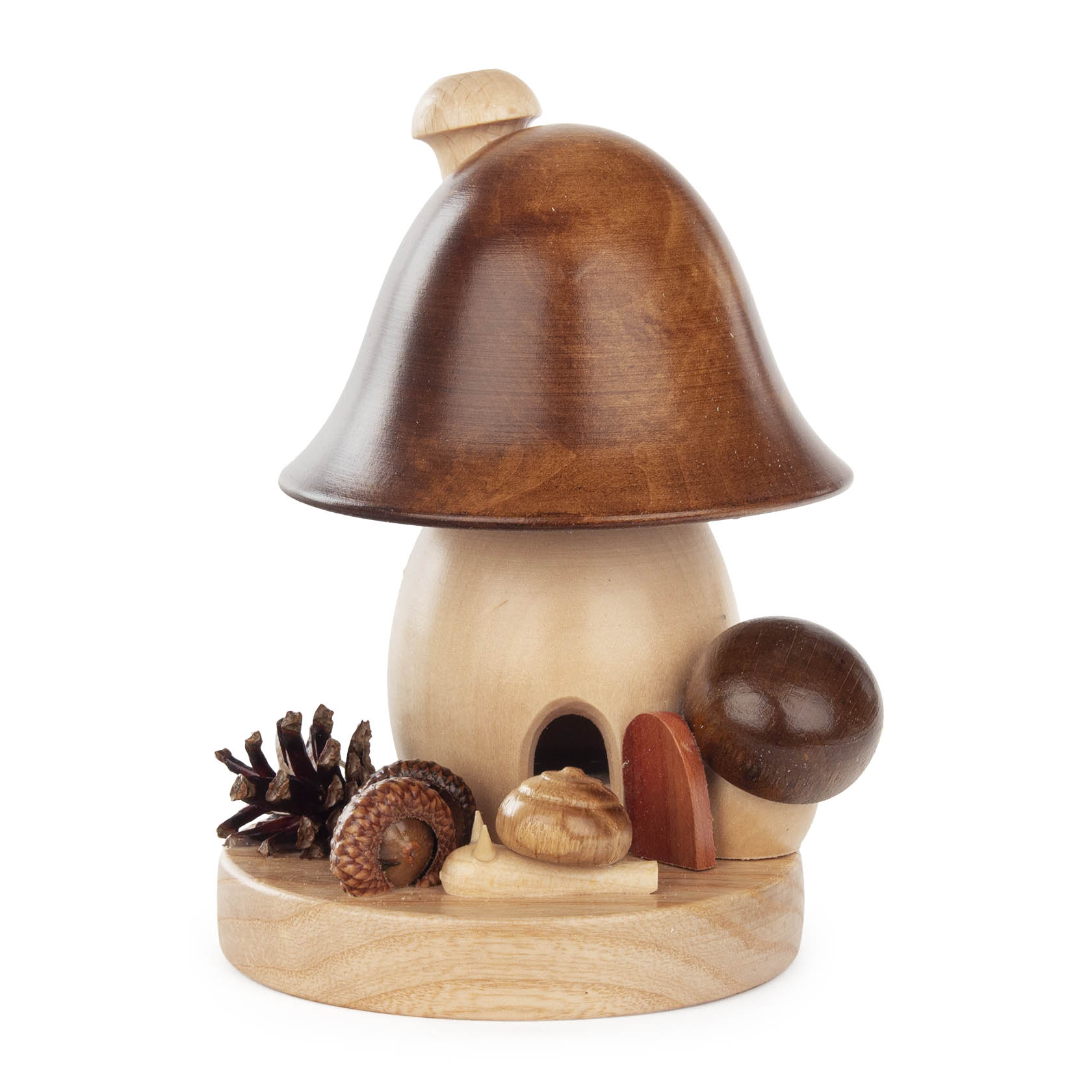 Holzfigur in Form eines großen Pilzes mit brauner Kappe, offene Höhle im Stamm. Daneben stehen ein Tannenzapfen, Kastanien und kleine Holzelemente. im Dregeno Online Shop günstig kaufen
