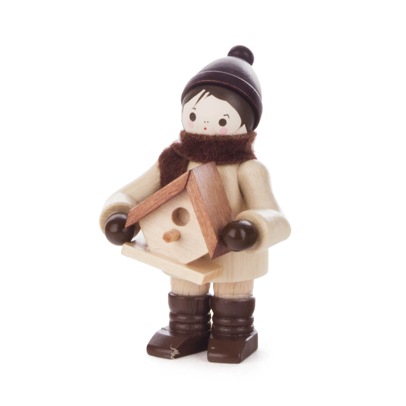 Ein kleines Holzfigur des kindliches Winterkindes, warm gekleidet, hält einen hölzernen Nistkasten. Figur trägt Mütze und Schal. im Dregeno Online Shop günstig kaufen