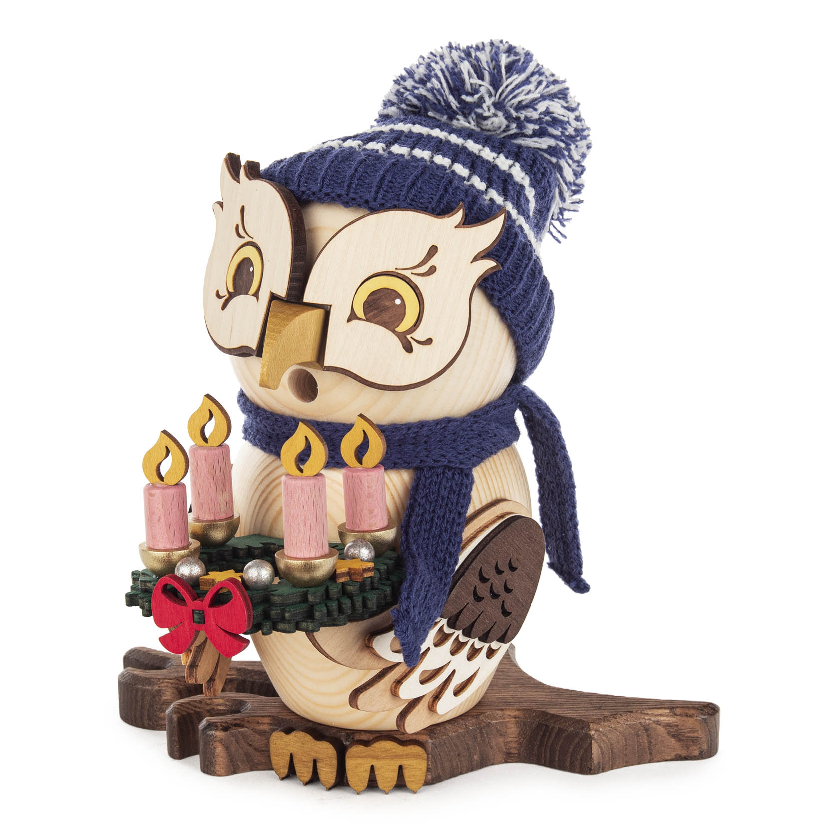 Holzeule mit gestrickter Mütze und Schal, die einen Lichterkranz mit vier Kerzen in den Flügeln hält.