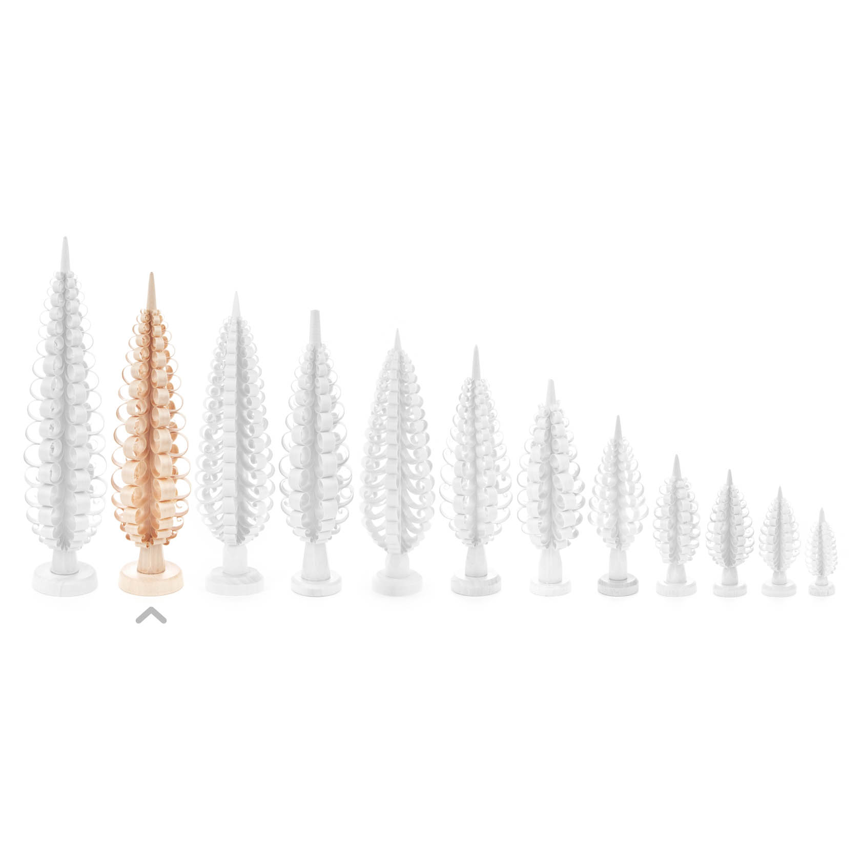 Eine Reihe von 11 Holzspanbäumen in verschiedenen Größen, der zweitgrößte ist naturfarben, die anderen sind weiß.