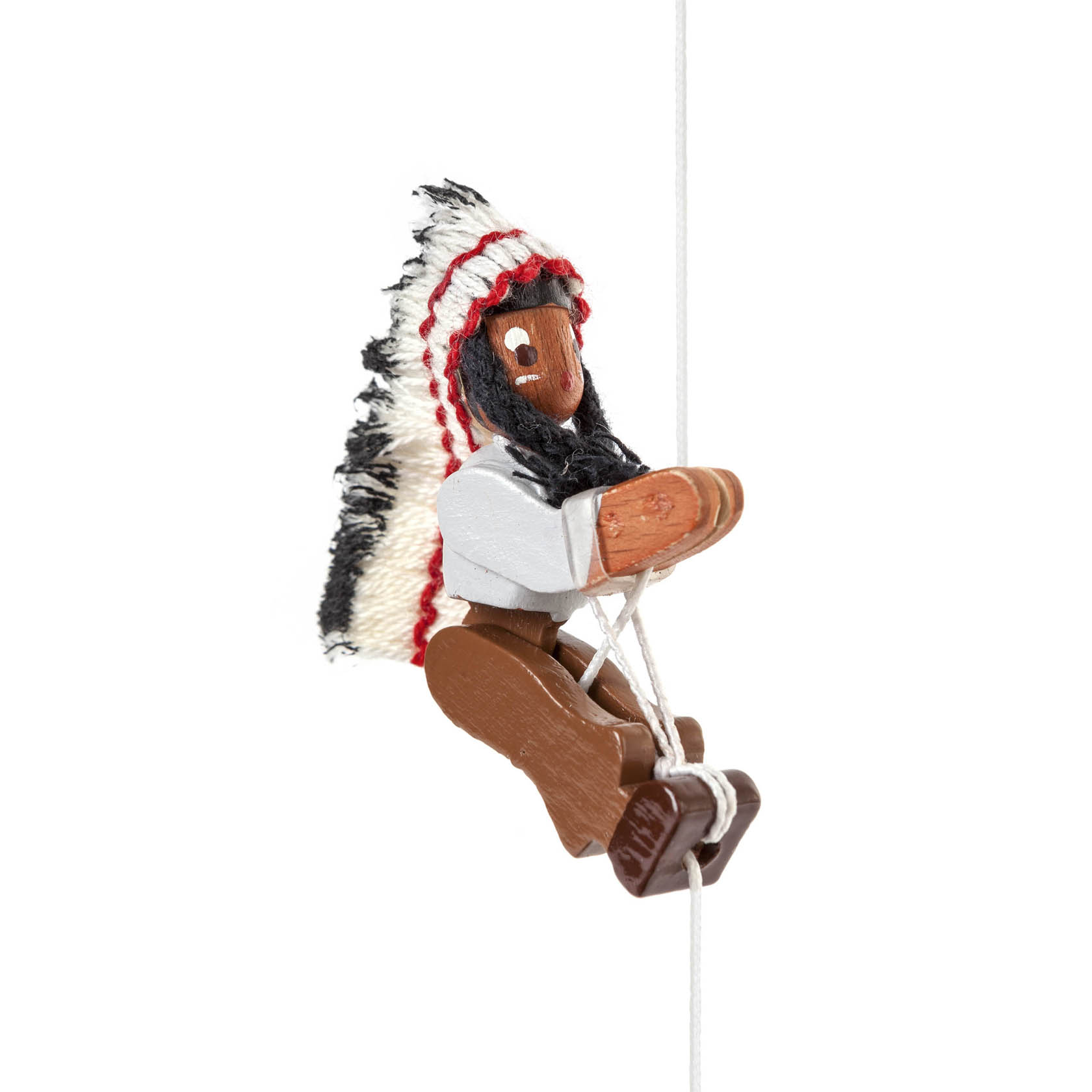 Holzfigur eines kletternden Indianers mit Federkopfschmuck, weißen Hemd und braunen Hosen, die an einem Seil hängt. im Dregeno Online Shop günstig kaufen