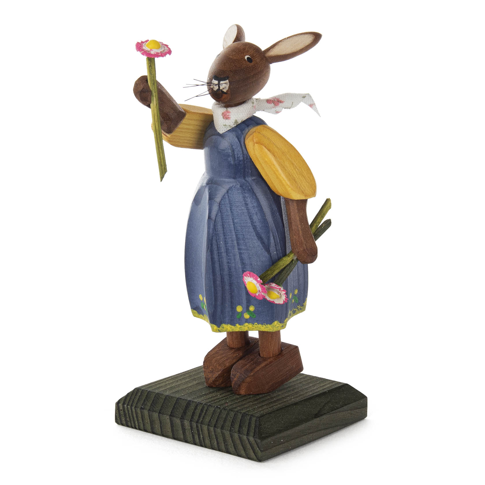 Holzfigur eines Hasenmädchens in blauem Kleid mit gelben Puffärmeln, das in einer Hand Blumen hält und ein Blumenschal trägt. im Dregeno Online Shop günstig kaufen