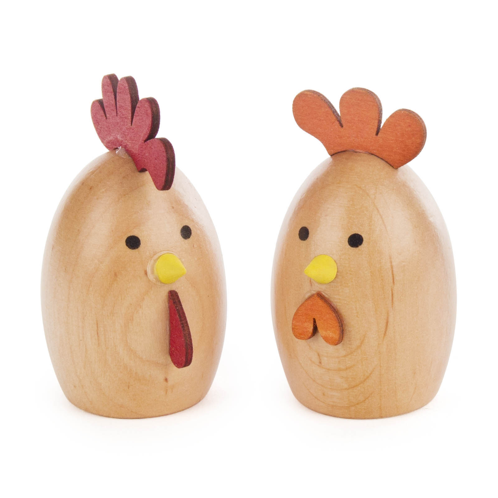 Zwei handgeschnitzte Holzfiguren, ein Hahn mit rotem Kamm und eine Henne mit braunem Kamm, beide mit gelbem Schnabel. im Dregeno Online Shop günstig kaufen