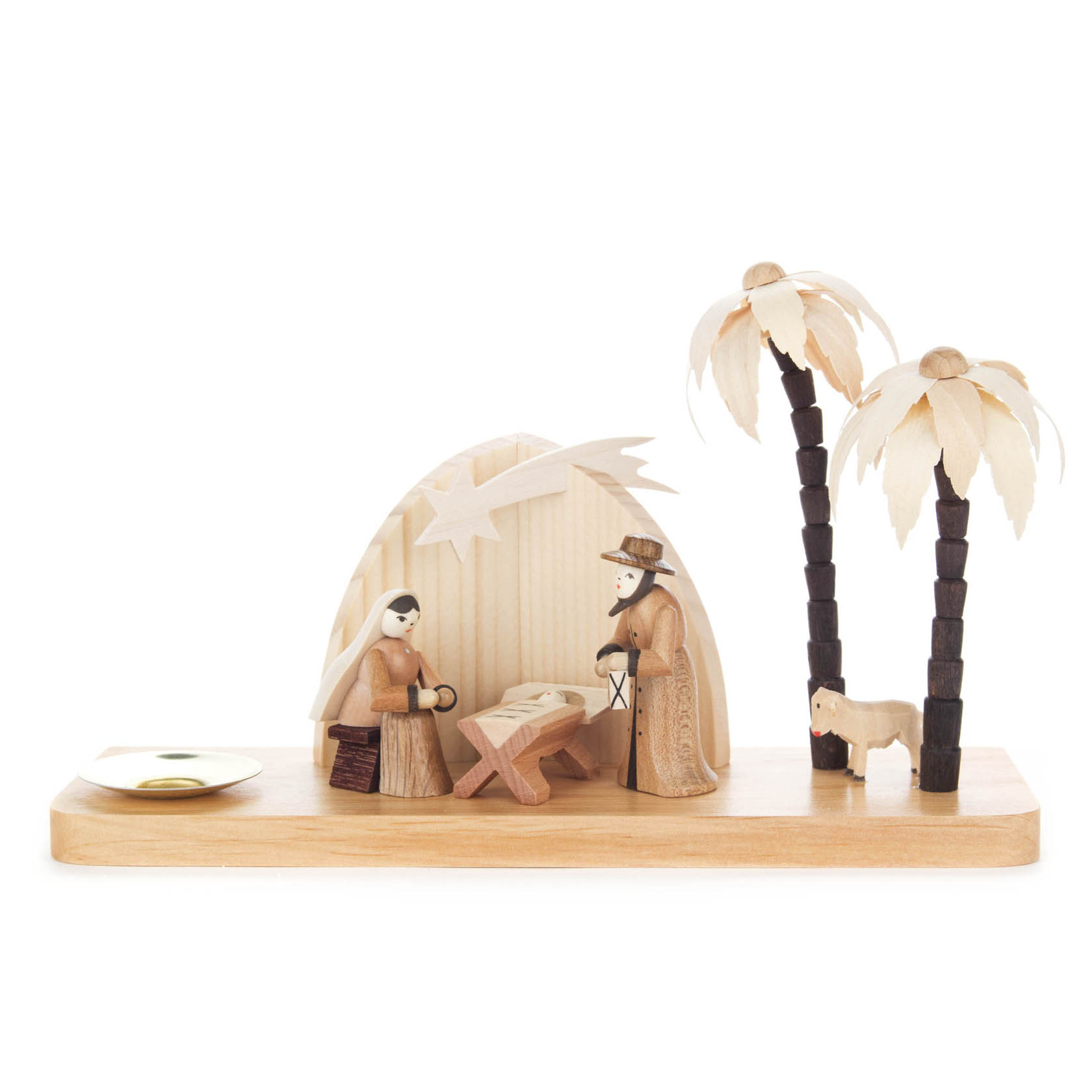 Dreiteiliger Kerzenhalter, zeigt eine hölzerne Weihnachtskrippe mit Maria, Josef und Jesus im Stall, flankiert von zwei Palmen und einem Schaf. im Dregeno Online Shop günstig kaufen