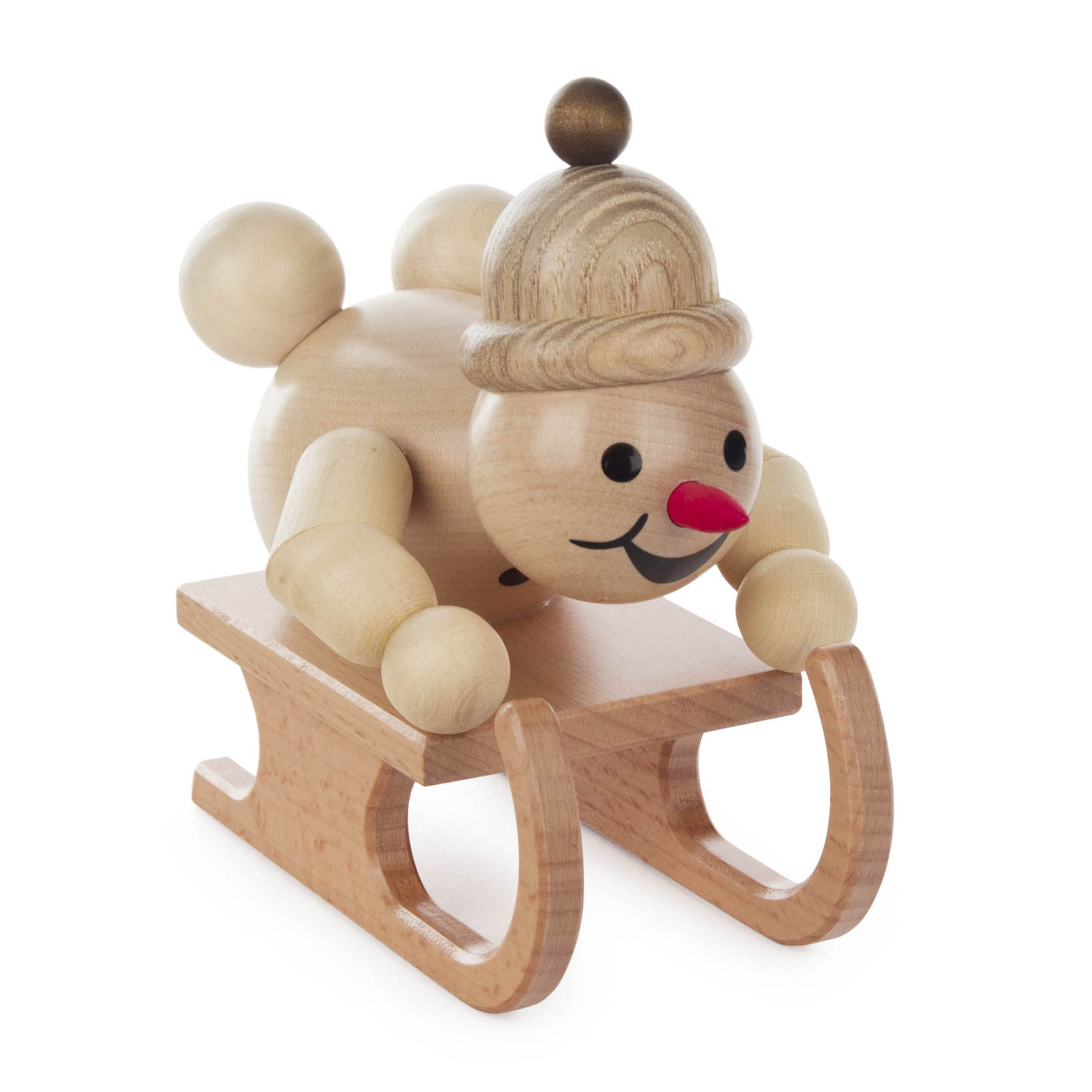Holzfigur eines Schneemanns auf einem Rennschlitten. Der Schneemann ist aus Holz, hat Arme und Beine in Kugelform, trägt eine Mütze und hat ein lächelndes Gesicht. im Dregeno Online Shop günstig kaufen