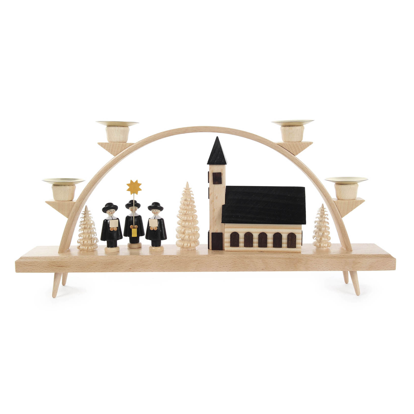 Ein hölzerner Schwibbogen mit einer kleinen Kirche, flankiert von drei hölzernen Kurrende-Sängern und dekorativen Bäumen, mit Halterungen für Kerzen. im Dregeno Online Shop günstig kaufen