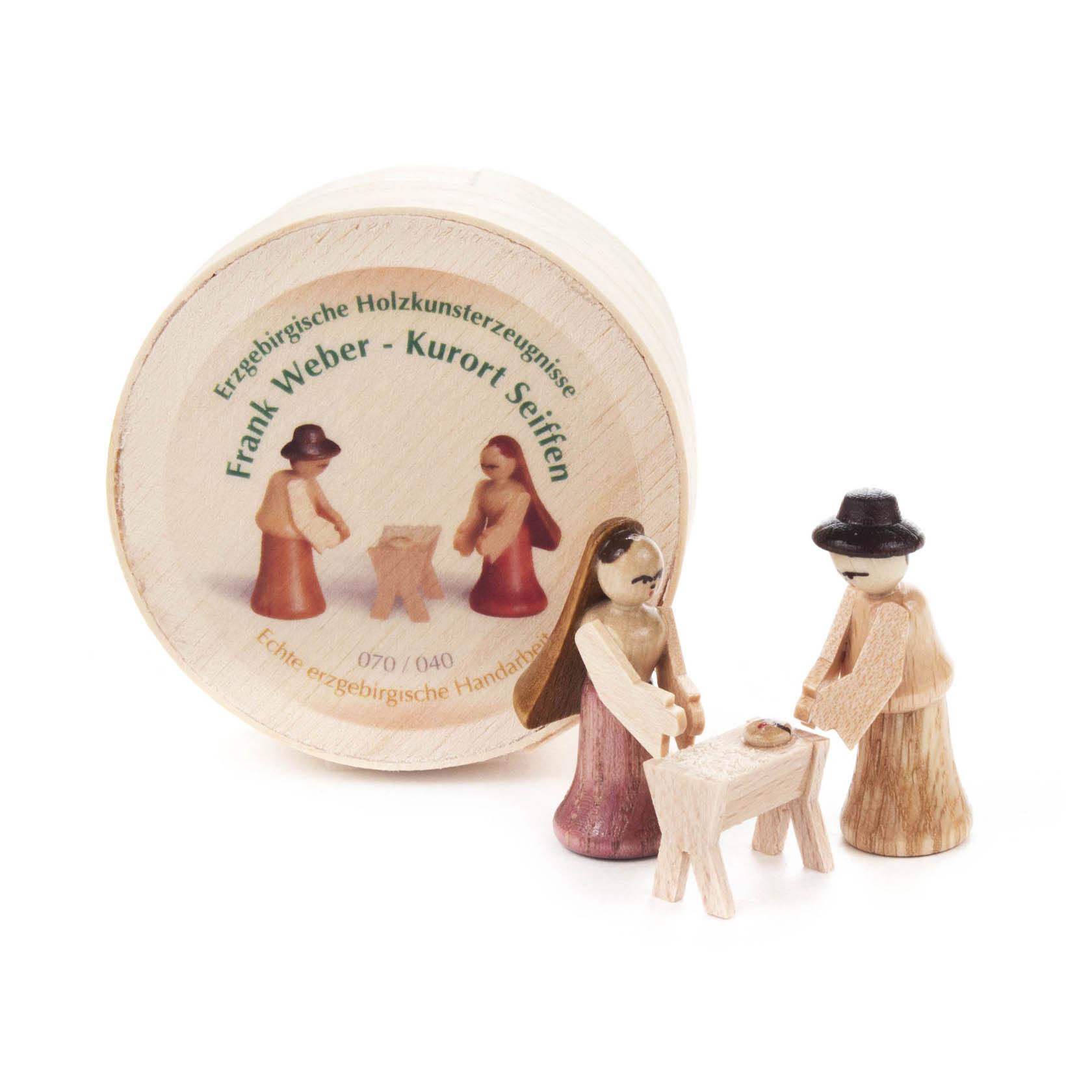 Holzfiguren Maria und Josef neben einer Krippe vor einer runden Holzbox mit Aufschrift 'Frank Weber - Kurort Seiffen'. im Dregeno Online Shop günstig kaufen