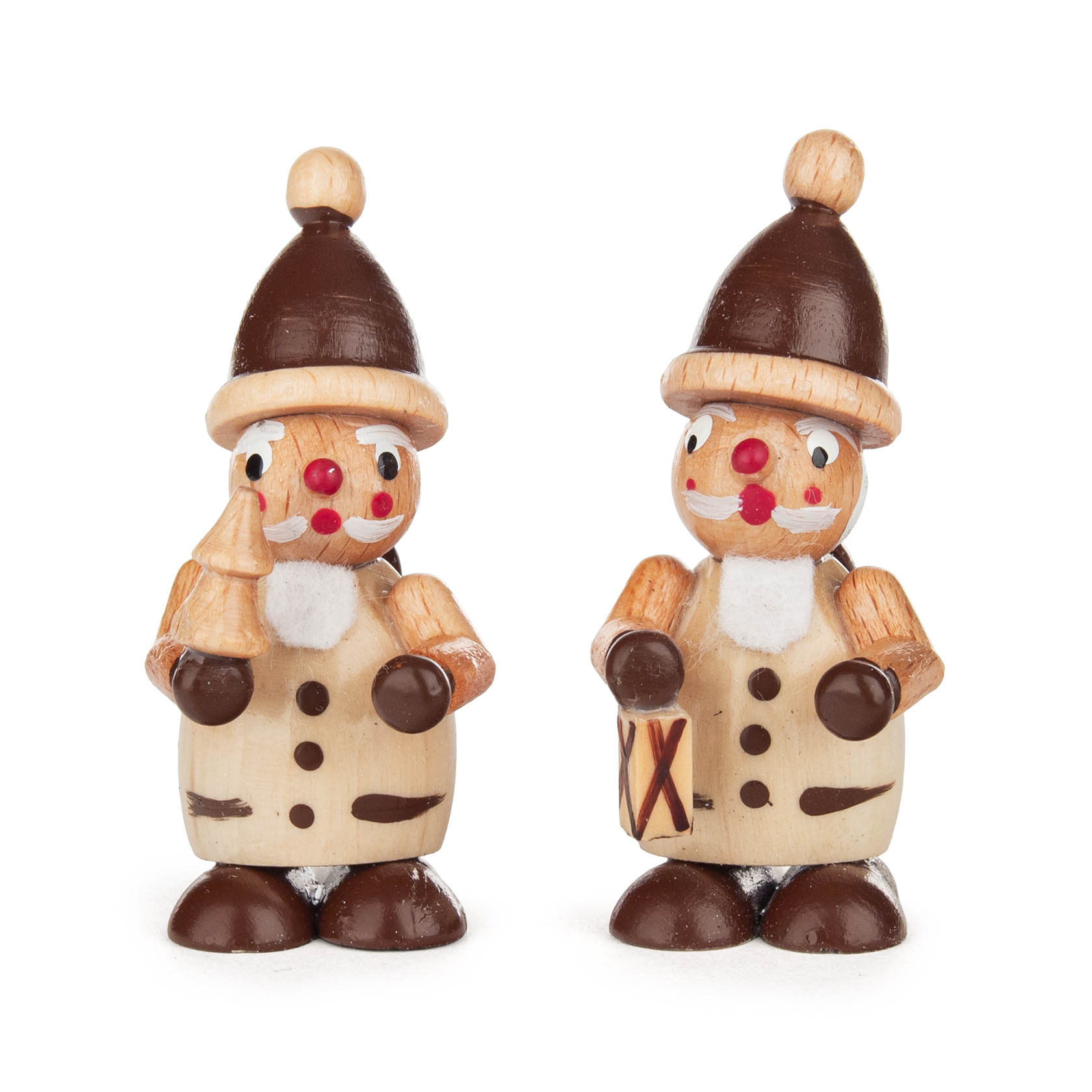 Zwei handgeschnitzte, bemalte Holzfiguren von Weihnachtsmännern in braun-beigen Farben. Einer hält eine Laterne, der andere eine Tanne. im Dregeno Online Shop günstig kaufen
