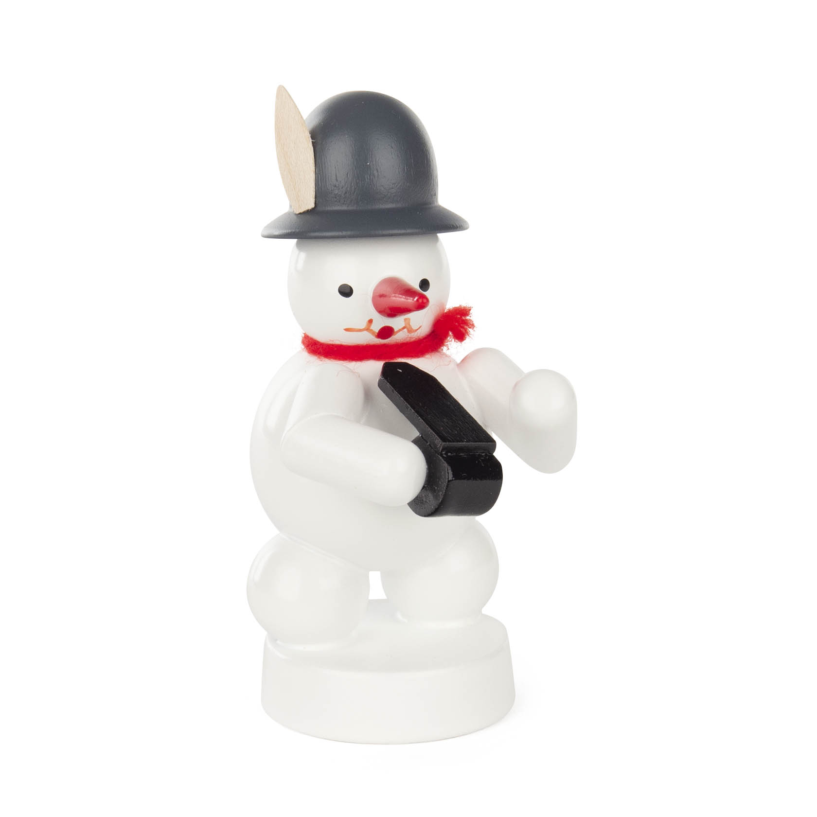 Kleiner Schneemann-Holzfigur mit schwarzem Bowlerhut, rotem Schal und einer schwarzen Trillerpfeife in den Händen. im Dregeno Online Shop günstig kaufen