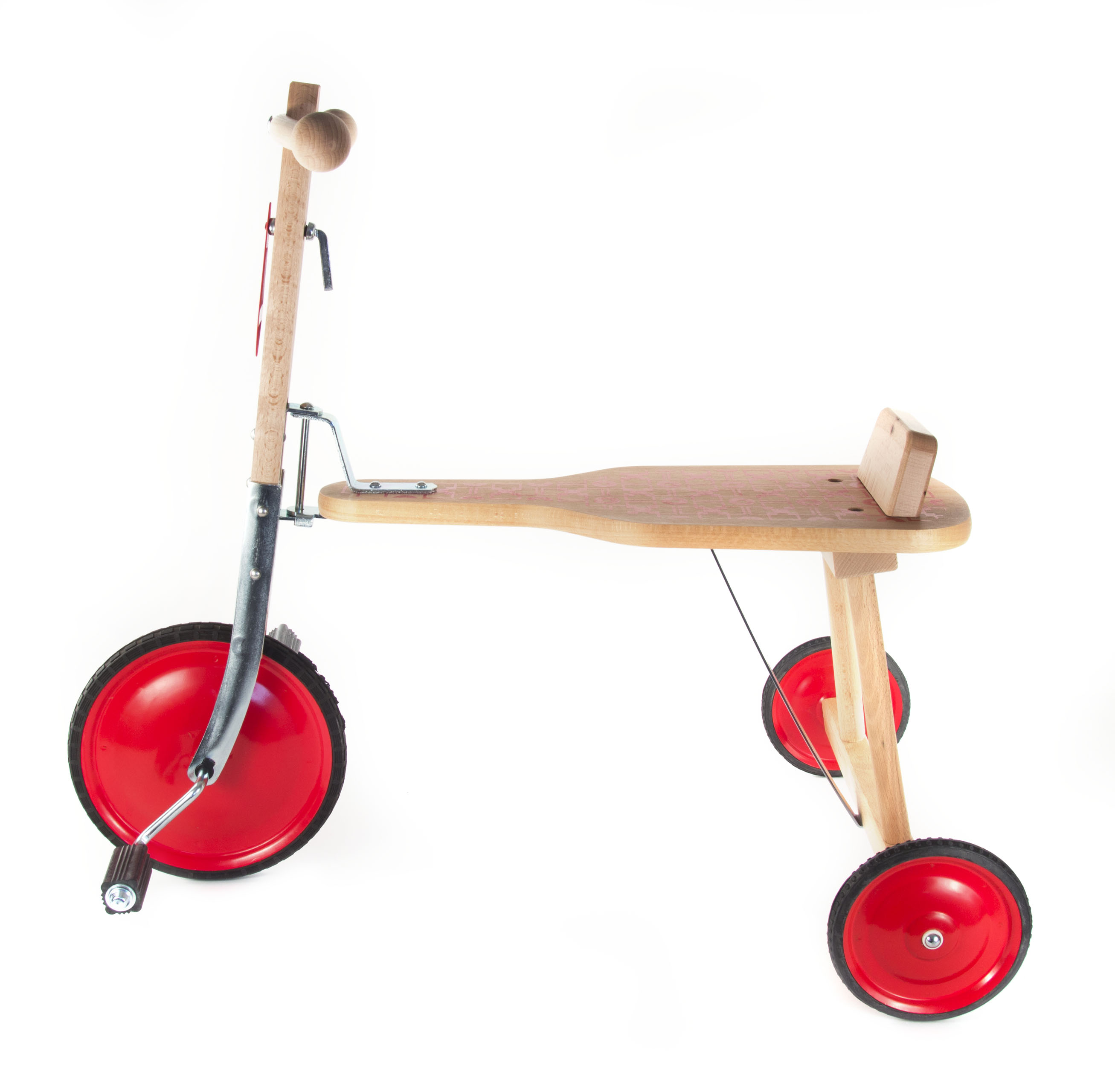 Holzdreirad mit roten Rädern und einem minimalistischen Design, bestehend aus einem einfachen Sitz und einem Lenkrad aus Holz.