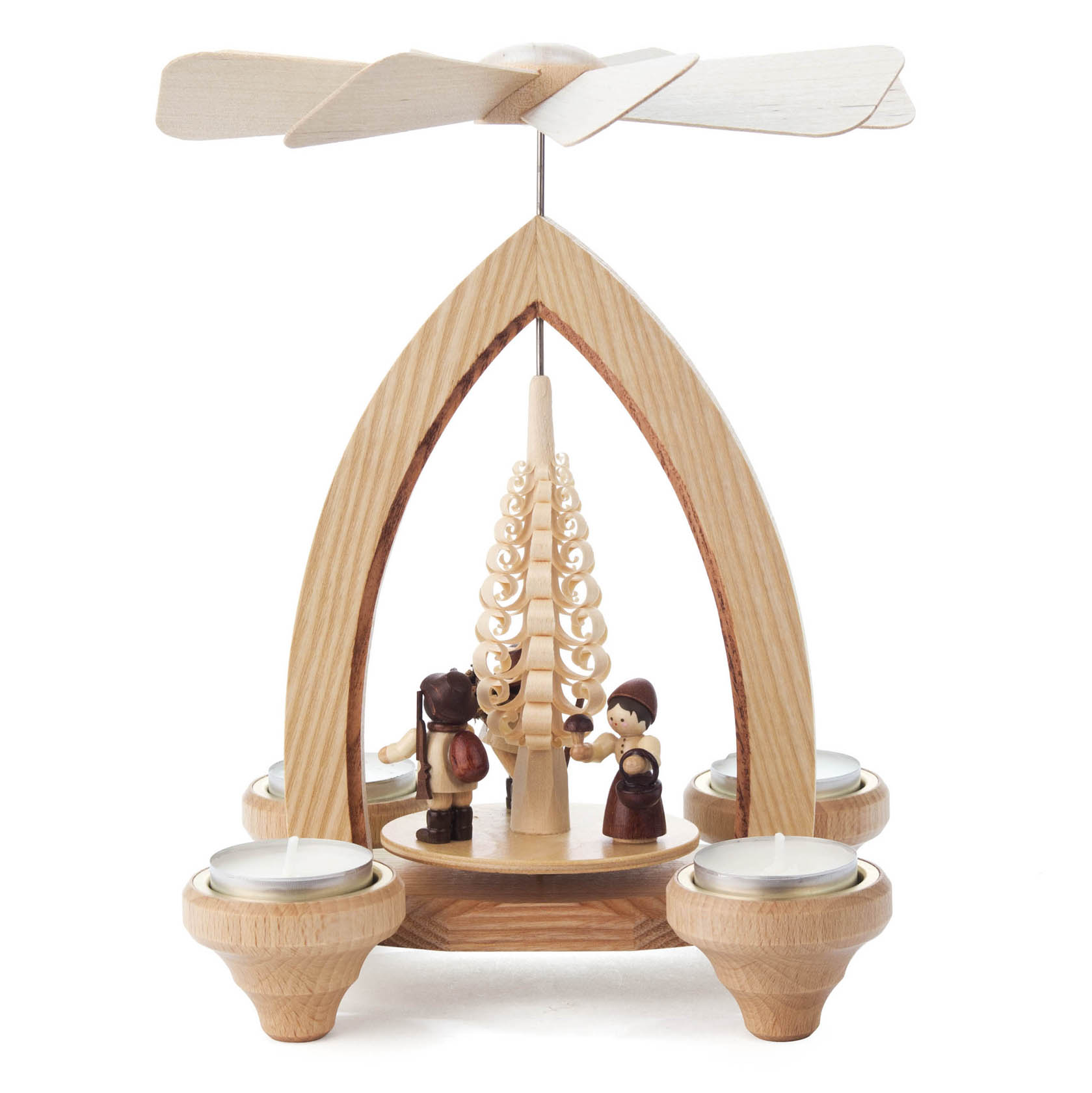 Holzpyramide mit Teelichthalter für vier Teelichter, verziert mit Figuren von zwei Waldleuten und einem geschnitzten Baum in der Mitte. im Dregeno Online Shop günstig kaufen