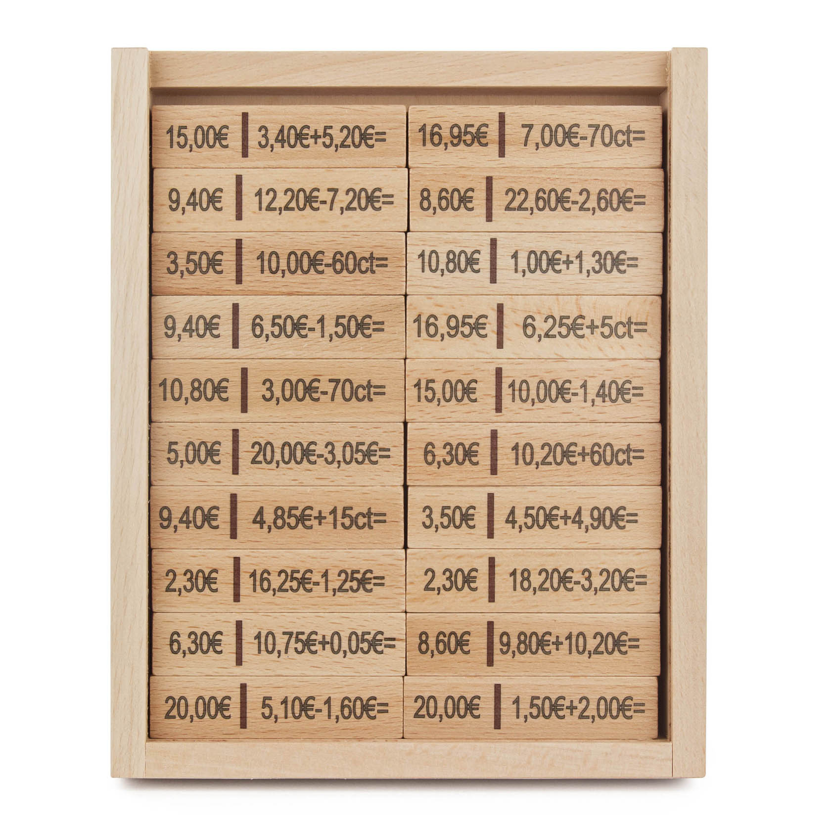 Ein Holzbrettspiel mit 40 rechteckigen Domino-Teilen, auf denen Matheaufgaben und Euro-Beträge stehen, wie z.B. '9,40€ = 3,40€ + 6€'.