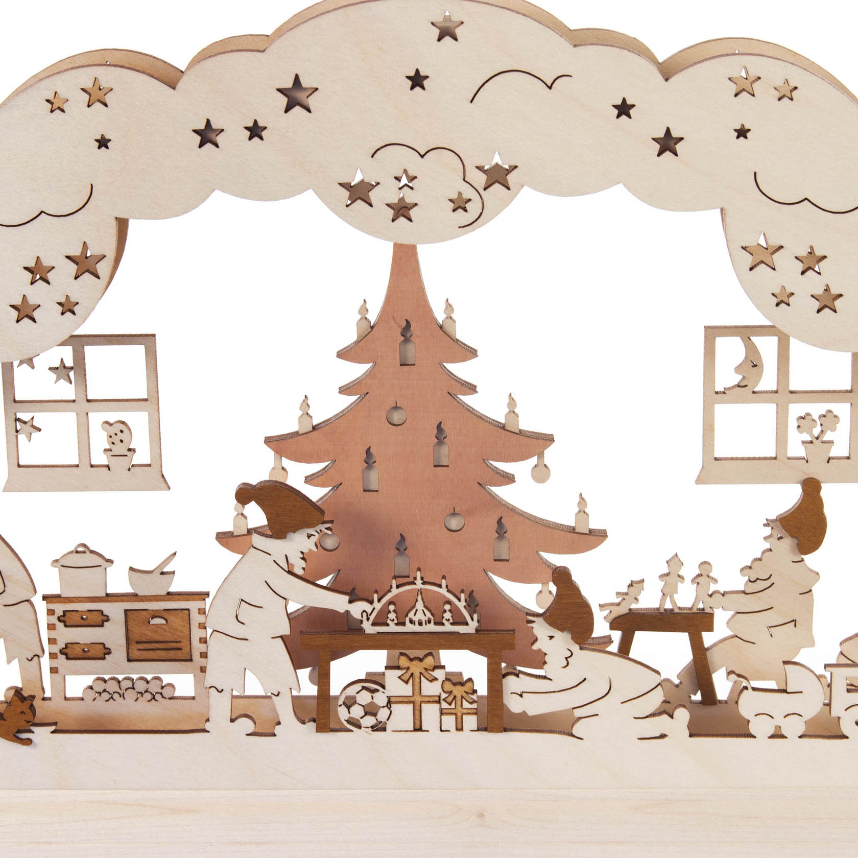 Ein Schwibbogen zeigt eine Wichtelwerkstatt mit drei Wichteln, die an einem Tisch arbeiten. Im Hintergrund steht ein Weihnachtbaum mit kleinen Ornamenten.