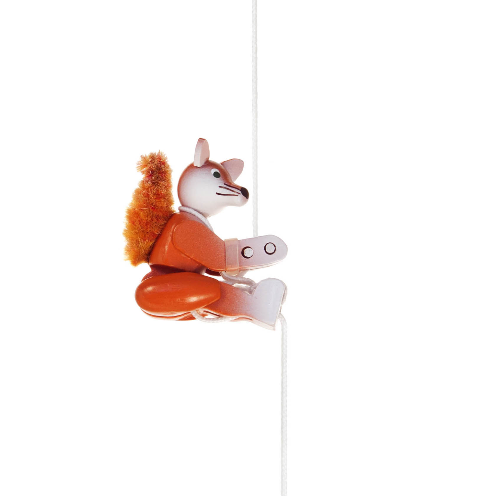 Holzfigur eines Fuchses mit Kapuze, die an einem Seil klettert und dabei in oranger Kleidung steckt. Der Fuchs hat einen flauschigen Schwanz. im Dregeno Online Shop günstig kaufen