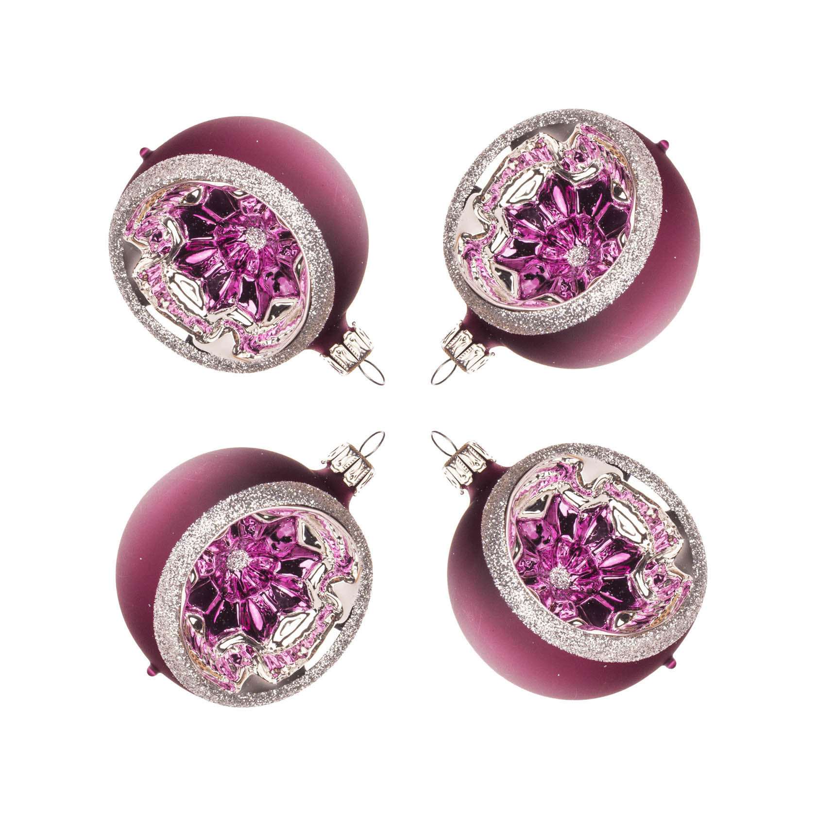 Vier matte Reflexkugeln in Beerenfarbe, die jeweils ein silbernes Ornament und ein pinkes Blumenmuster in der Mitte aufweisen. im Dregeno Online Shop günstig kaufen