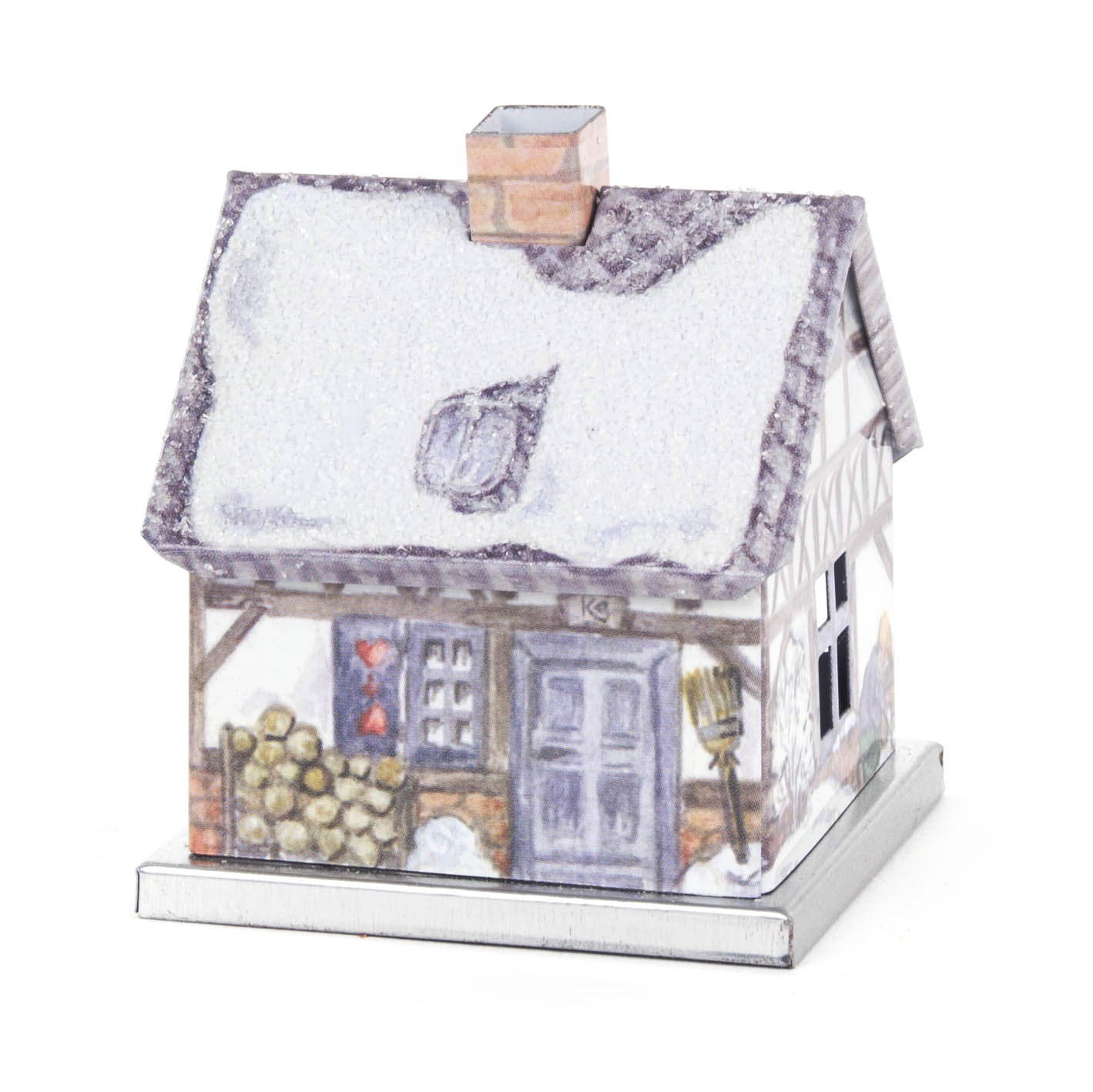Ein kleines Metall-Räucherhaus im Winterdesign mit schneebedecktem Dach, Kamin und Holzstapel neben einer blauen Tür.