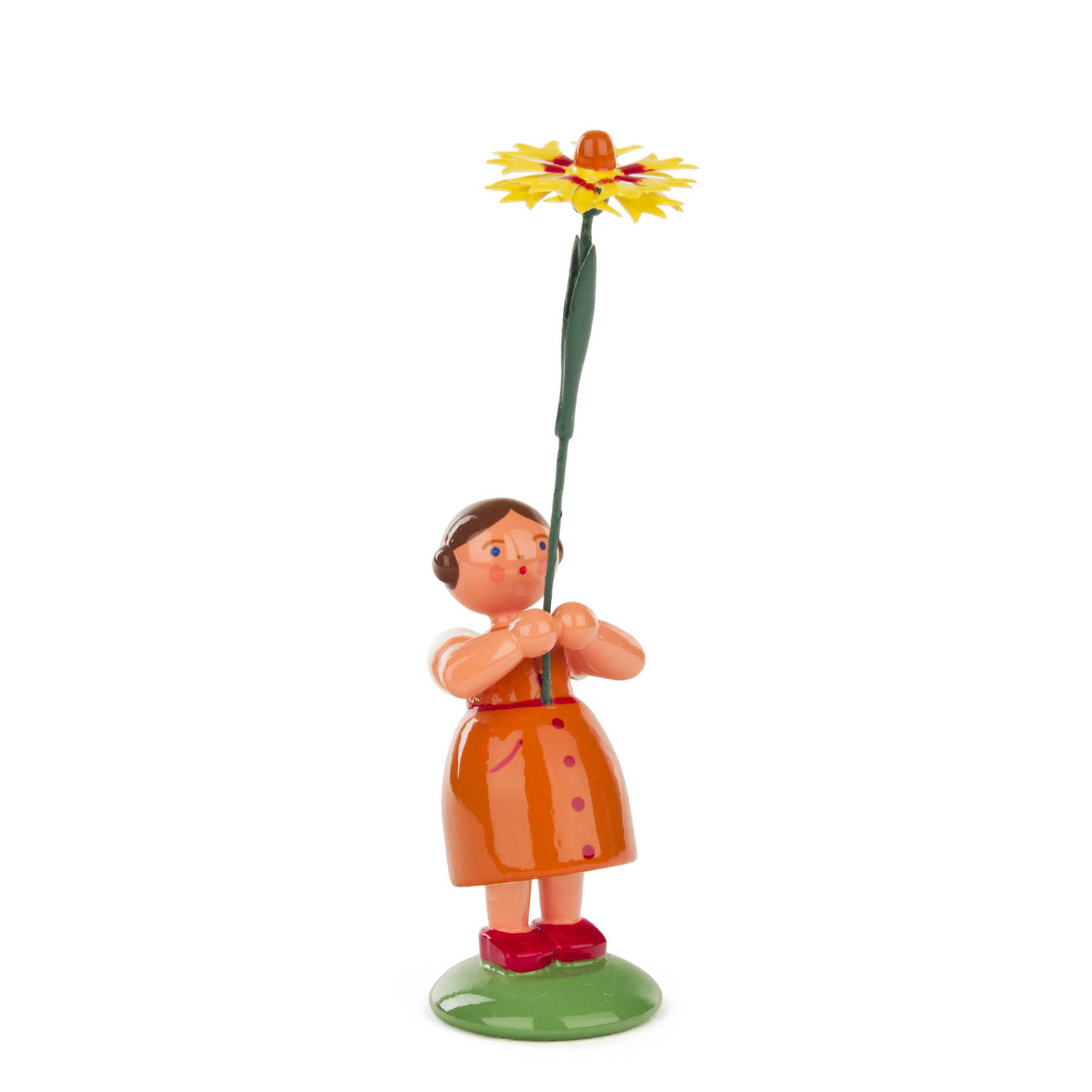 Holzfigur eines Mädchens in einem orangefarbenen Kleid, das eine gelbe Blume mit roter Mitte in den Händen hält. im Dregeno Online Shop günstig kaufen