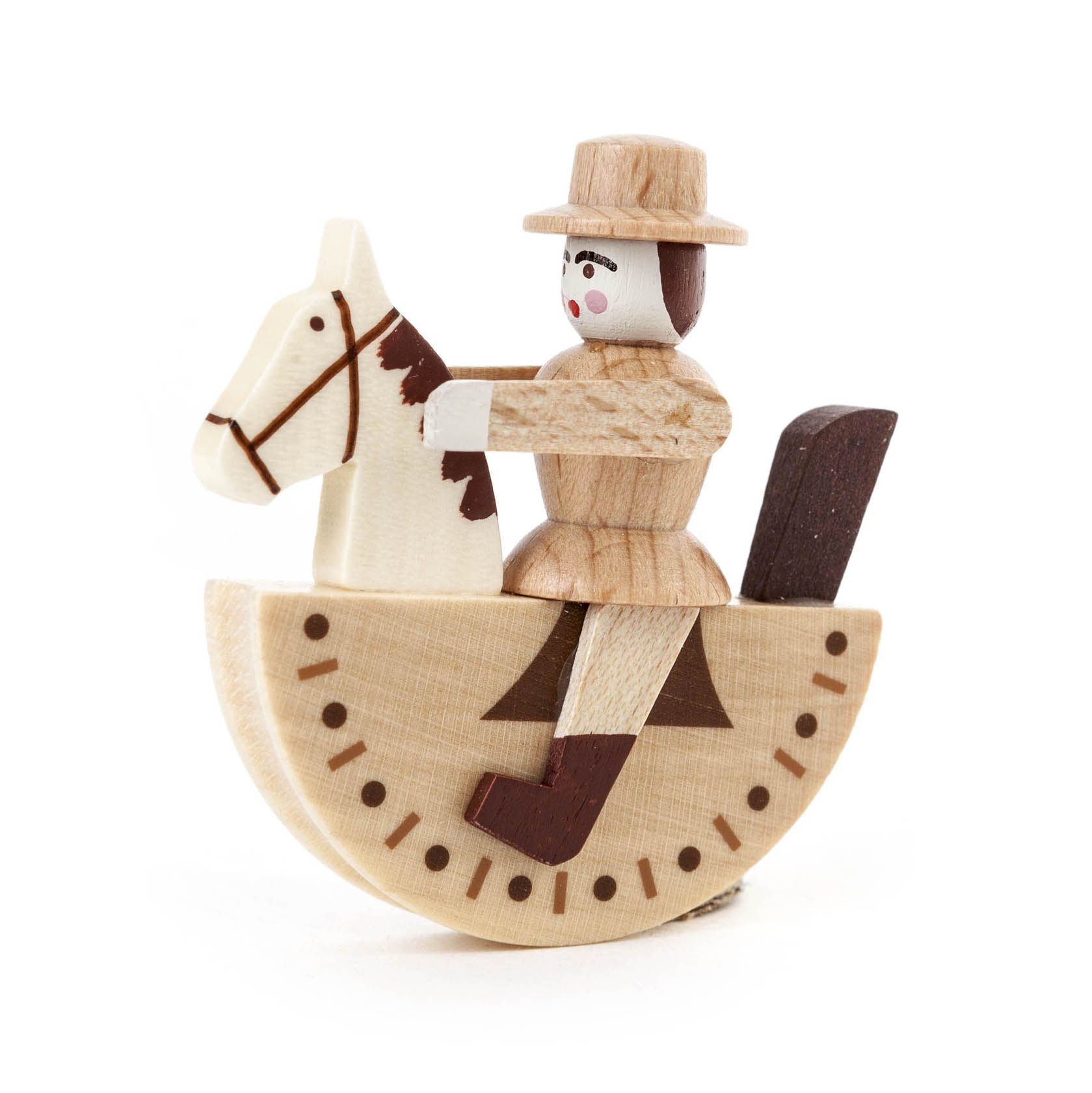 Holzspielzeug-Figur eines Reiters auf einem Schaukelpferd. Der Reiter trägt einen naturfarbenen Anzug und einen Hut, das Pferd ist weiß mit braunen Details. im Dregeno Online Shop günstig kaufen