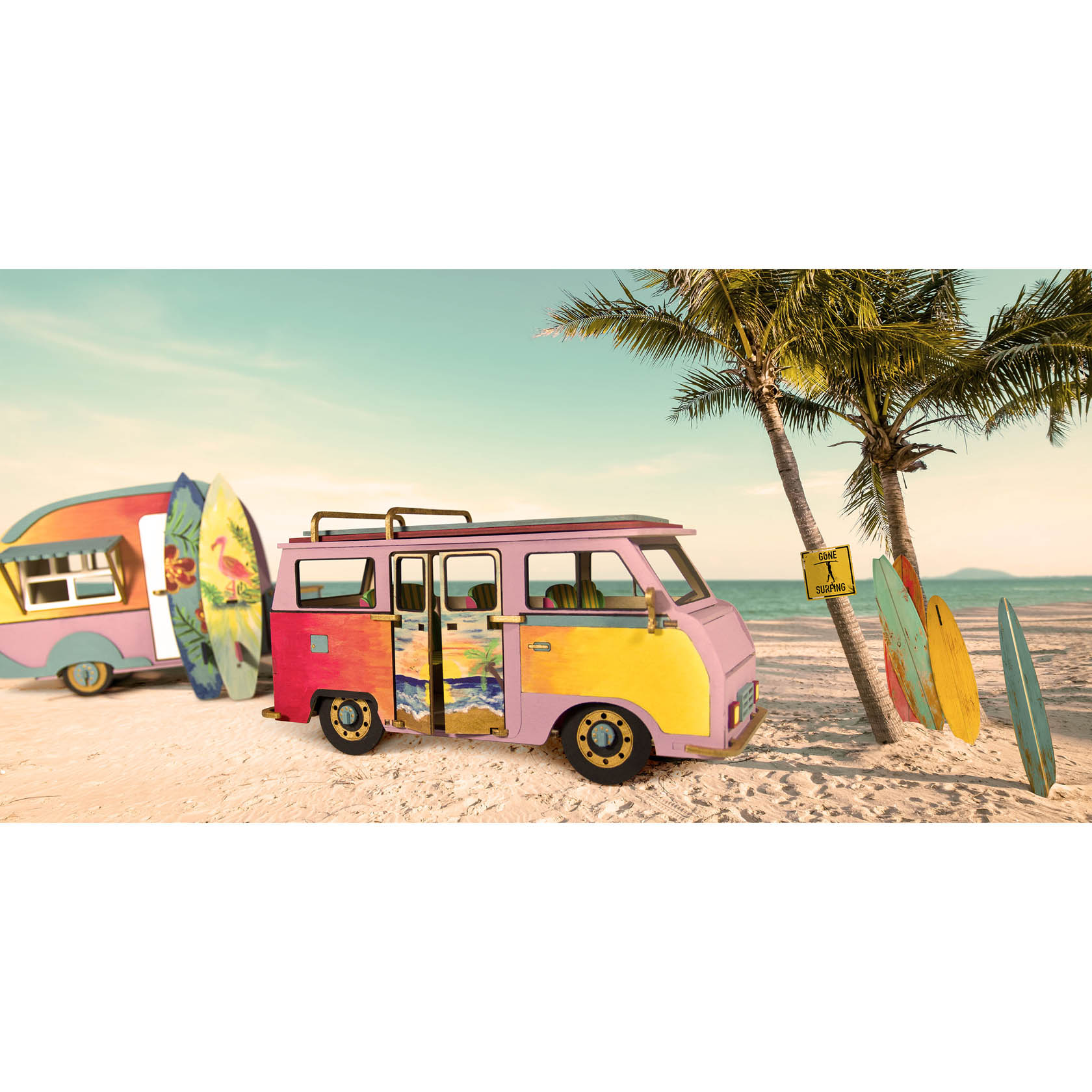 Ein bunter 3D-Holzbausatz eines Wohnwagens und Vans im Retro-Stil am Strand mit Palmen und Surfbrettern.