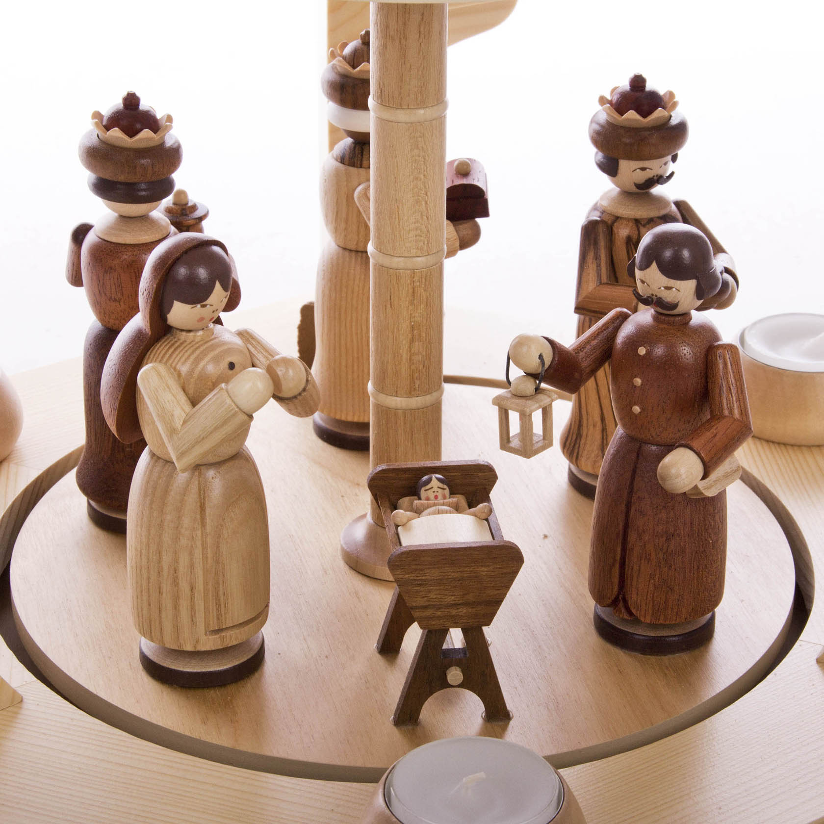 Holzpyramide mit Figuren der Heiligen Familie und den drei Königen um die Krippe, Teelichthalter unten, zweiteilige Pyramide.