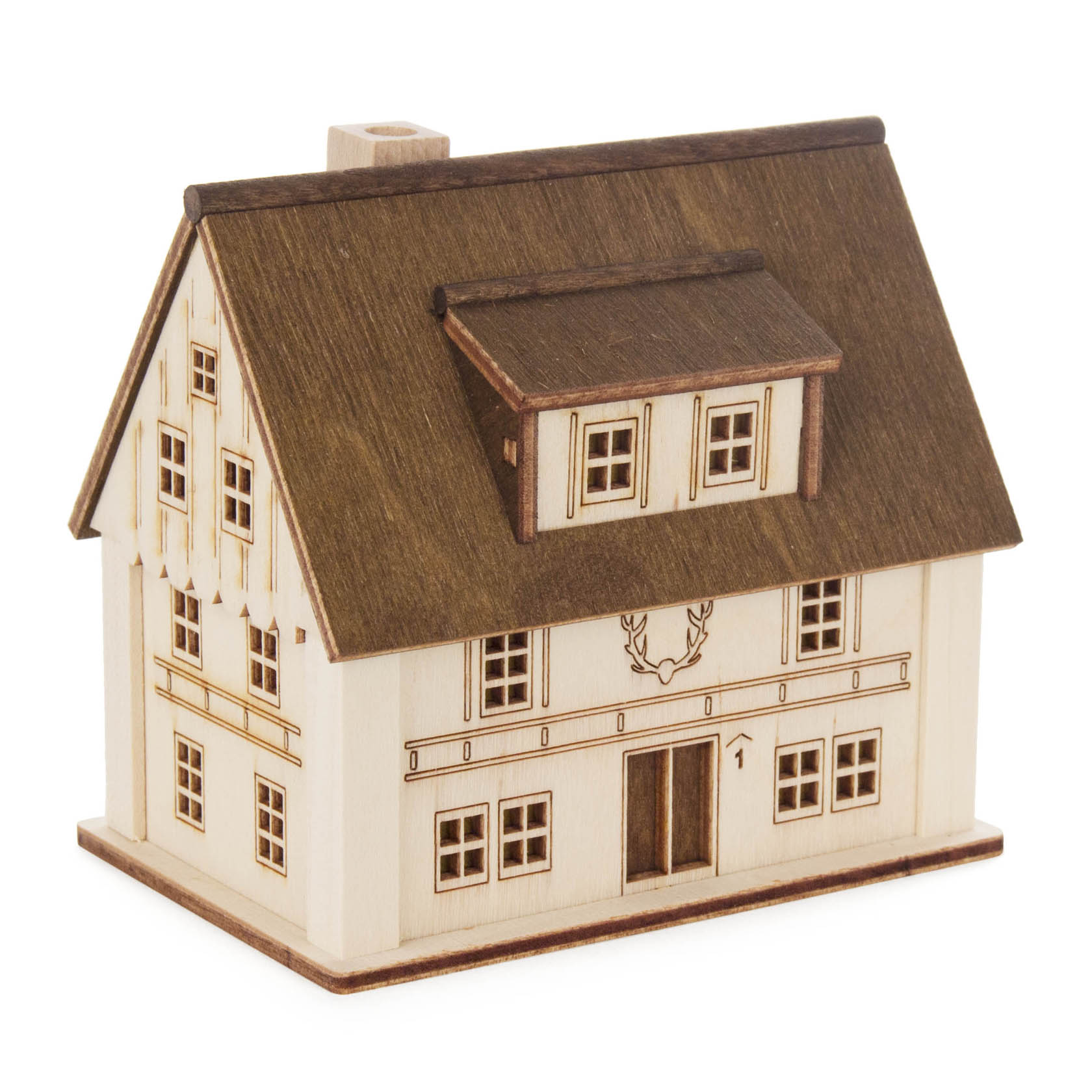 Ein detailreiches, aus Holz gefertigtes Lichterhaus mit dem Design eines Forsthauses. Es hat ein steiles Dach und dekorative Fenster sowie Türen. im Dregeno Online Shop günstig kaufen