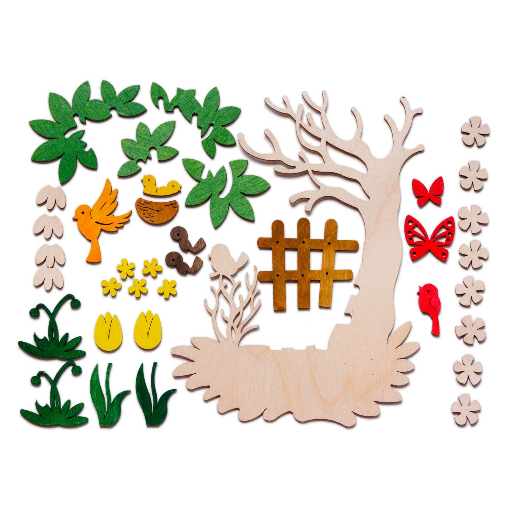Ein Bastelset für ein Frühlingsfensterbild zeigt diverse Holz- und Filzteile: Baum, Zaun, Vögel, Blätter, Blumen und ein Vogelnest.