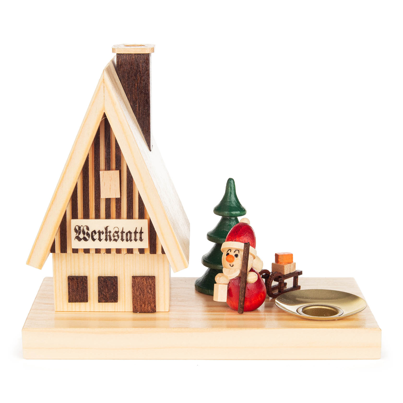 Holzrächhaus mit der Aufschrift 'Werkstatt', daneben Weihnachtsmannfigur mit Schlitten und Tannenbaum, rechter Hand ein Kerzenhalter für eine 14mm Kerze. im Dregeno Online Shop günstig kaufen