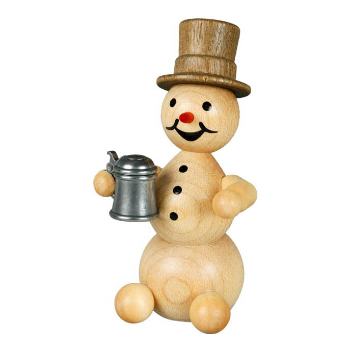 Ein Holzschneemann mit schwarzem Hut und rotem Nase hält einen kleinen Metallkrug in der Hand. Er hat bemalte Augen und Mund. im Dregeno Online Shop günstig kaufen