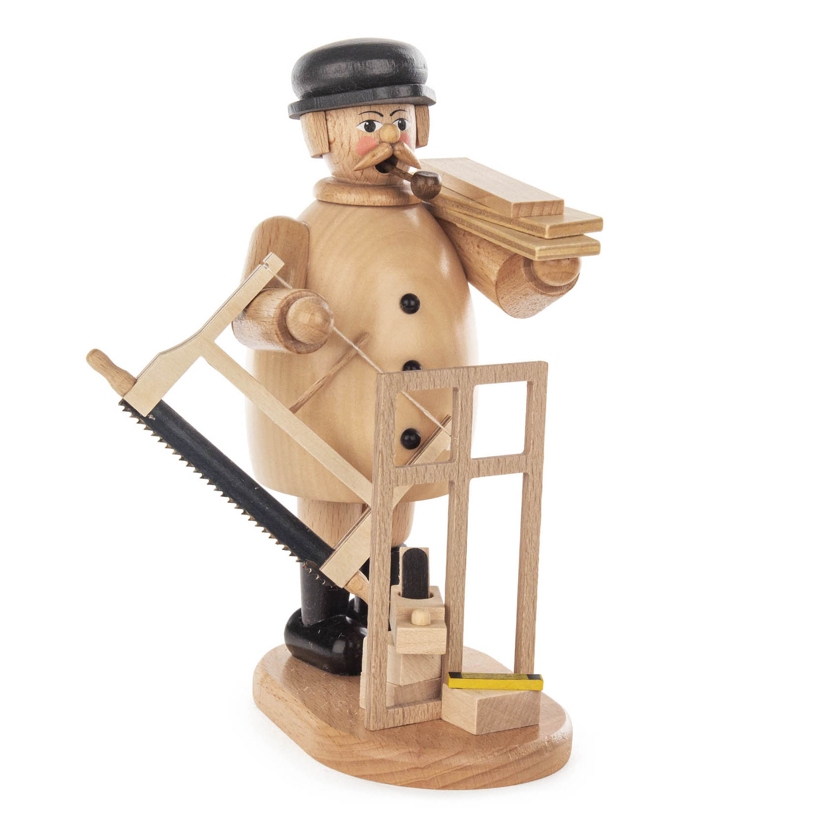 Holzfigur eines Tischlers mit schwarzem Hut, Pfeife, Holzstücken in der Hand, Säge und Rahmen. Handgeschnitzt und naturbelassen. im Dregeno Online Shop günstig kaufen