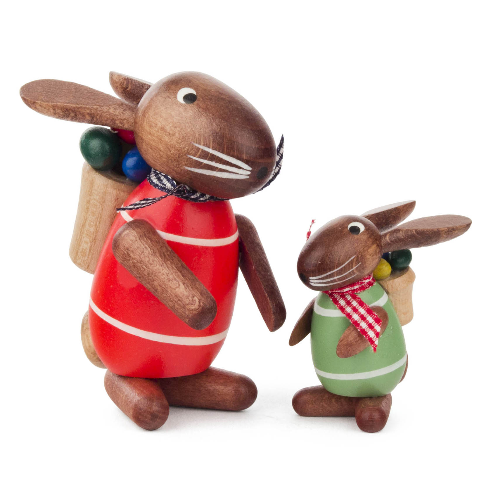 Zwei hölzerne Hasenfiguren, eine in Rot und eine kleinere in Grün, beide mit bunten Rucksäcken und karierten Halstüchern. im Dregeno Online Shop günstig kaufen